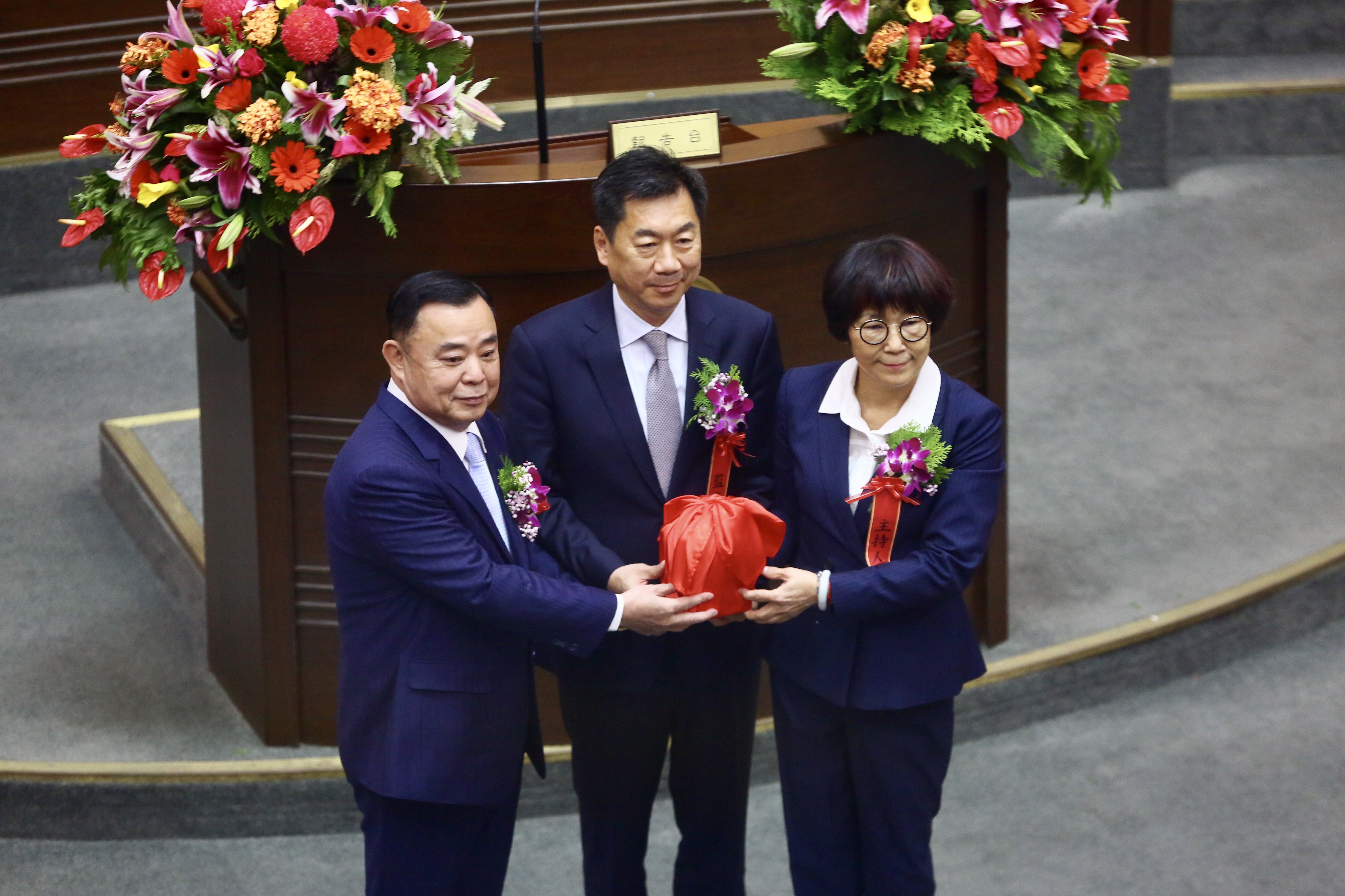 桃園市議長邱奕勝（左）成功連任。