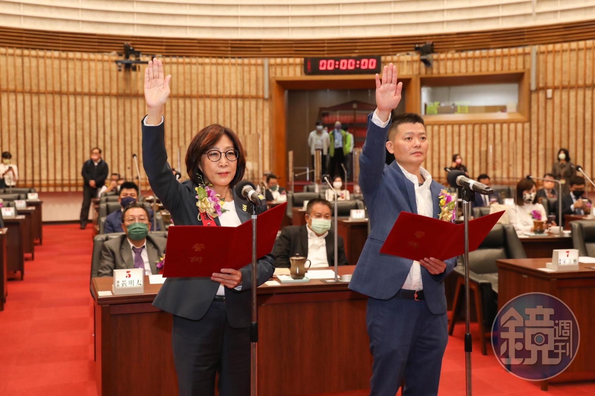 民進黨籍的康裕成(左)和無黨籍的曾俊傑(右)當選高雄市正副議長。