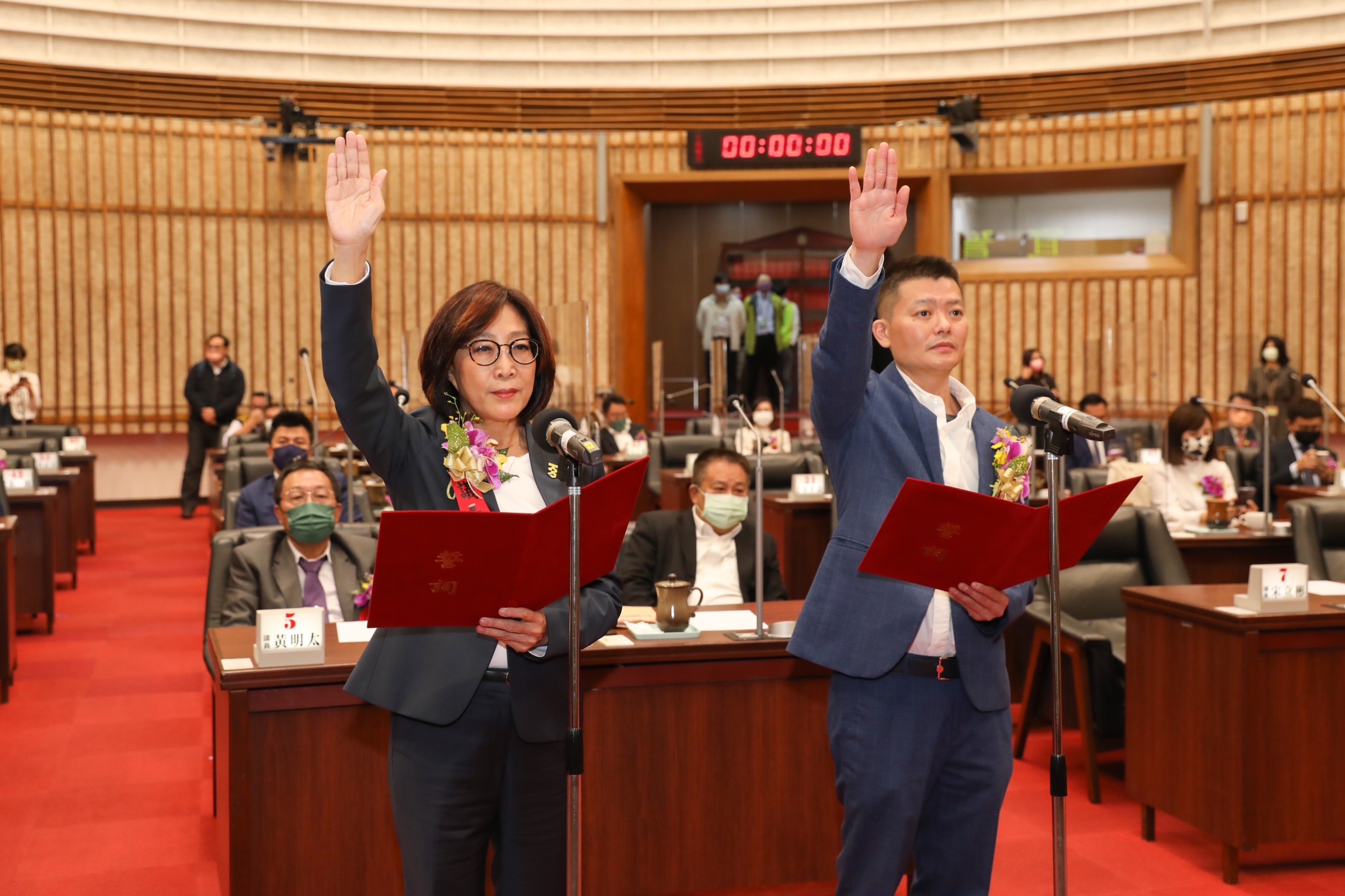 民進黨籍的康裕成（左）和無黨籍的曾俊傑（右）當選高雄市正副議長。