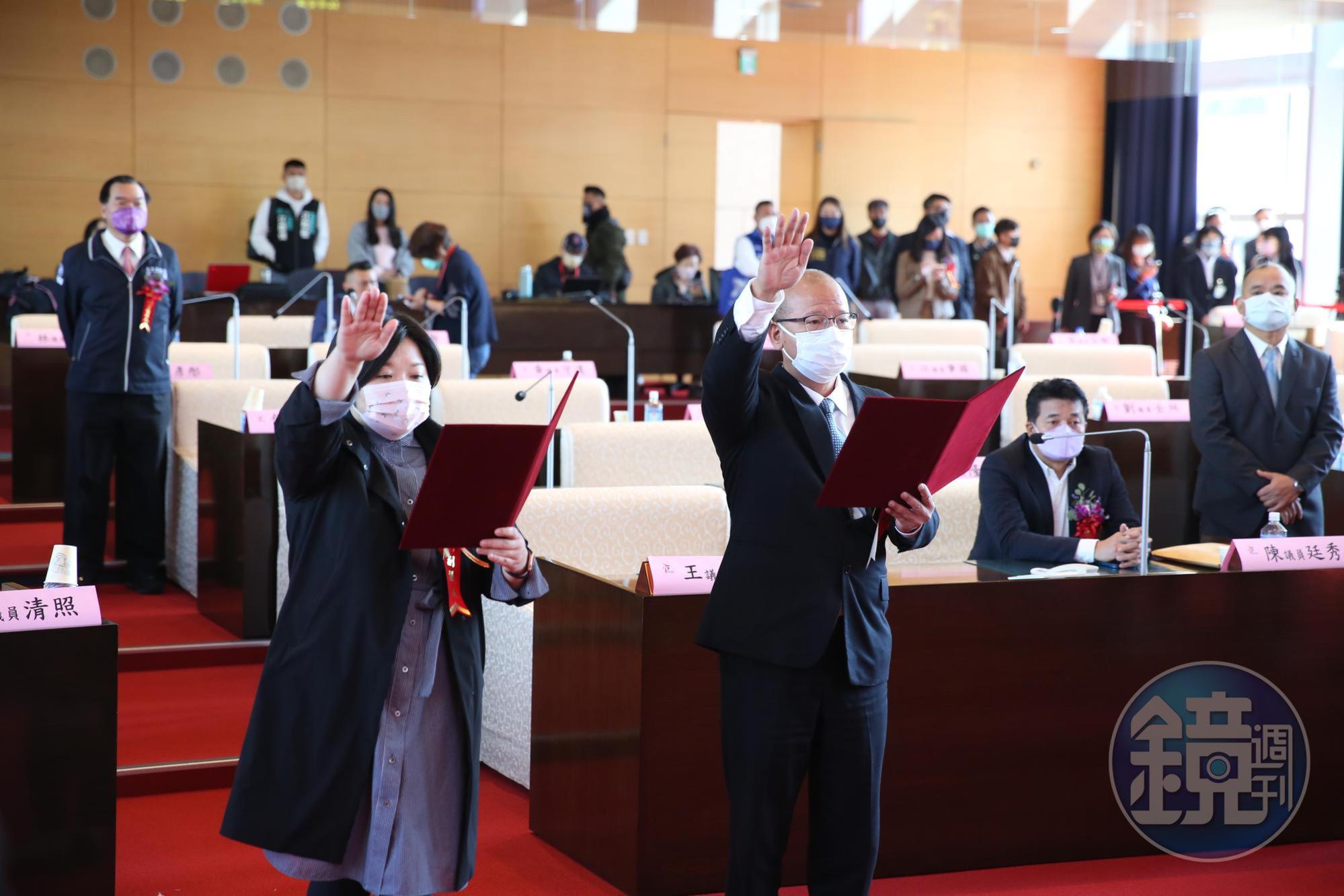 台中市正副議長由張清照(右)與顏莉敏(左)就任。
