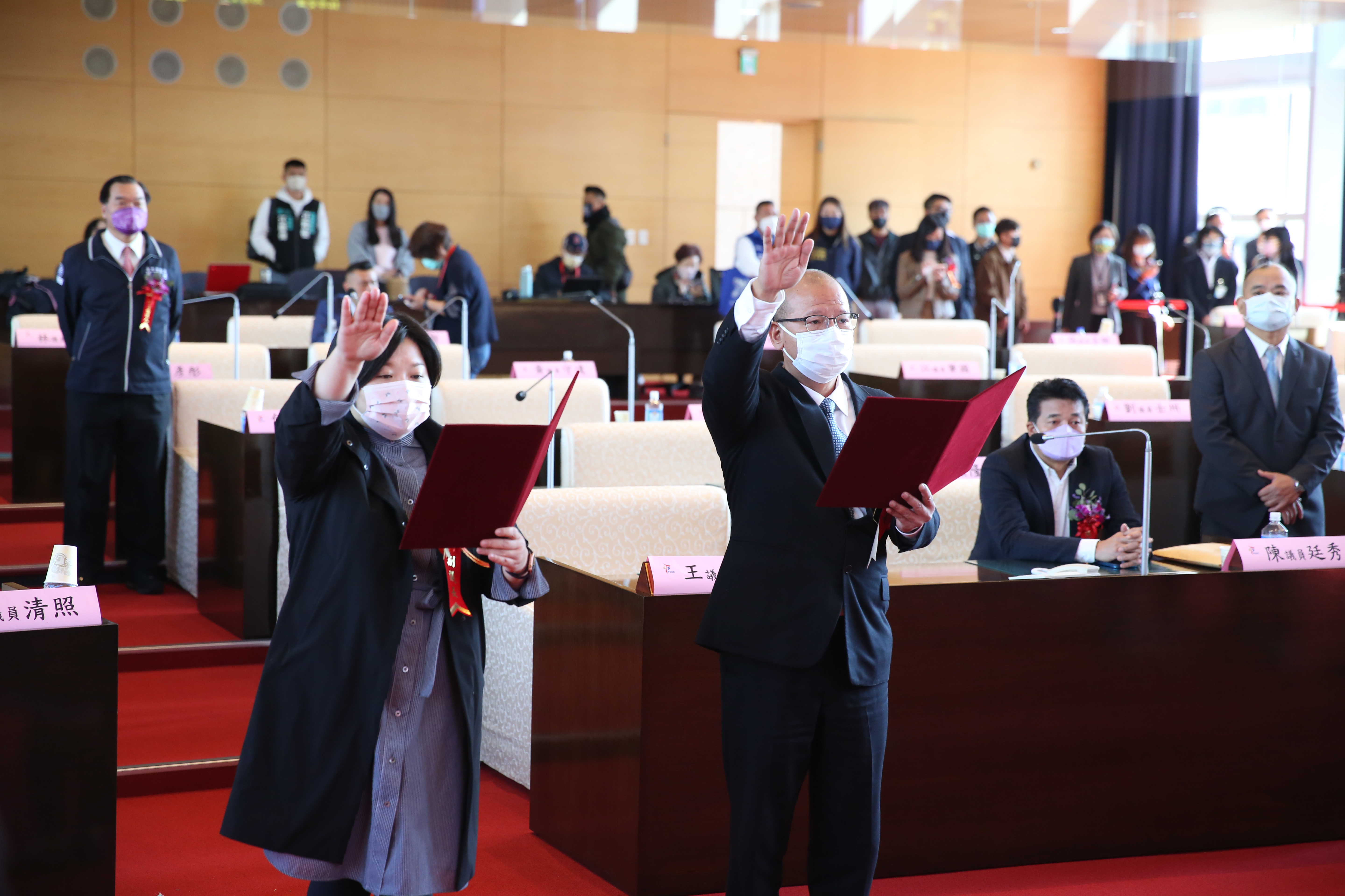 台中市正副議長由張清照（右）與顏莉敏（左）就任。
