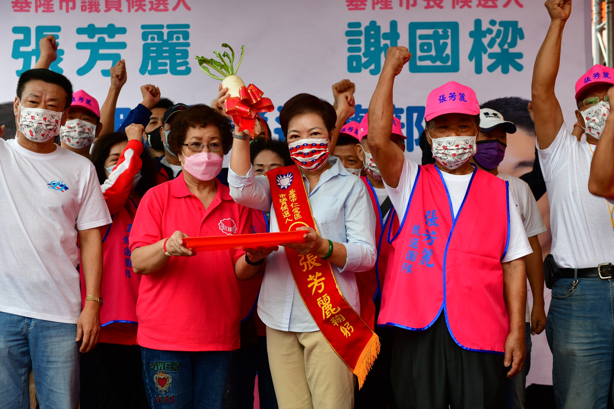 國民黨基隆市議員張芳麗（中）在議長選舉中變票，讓綠營出現首位基隆市議長。（翻攝自張芳麗臉書）