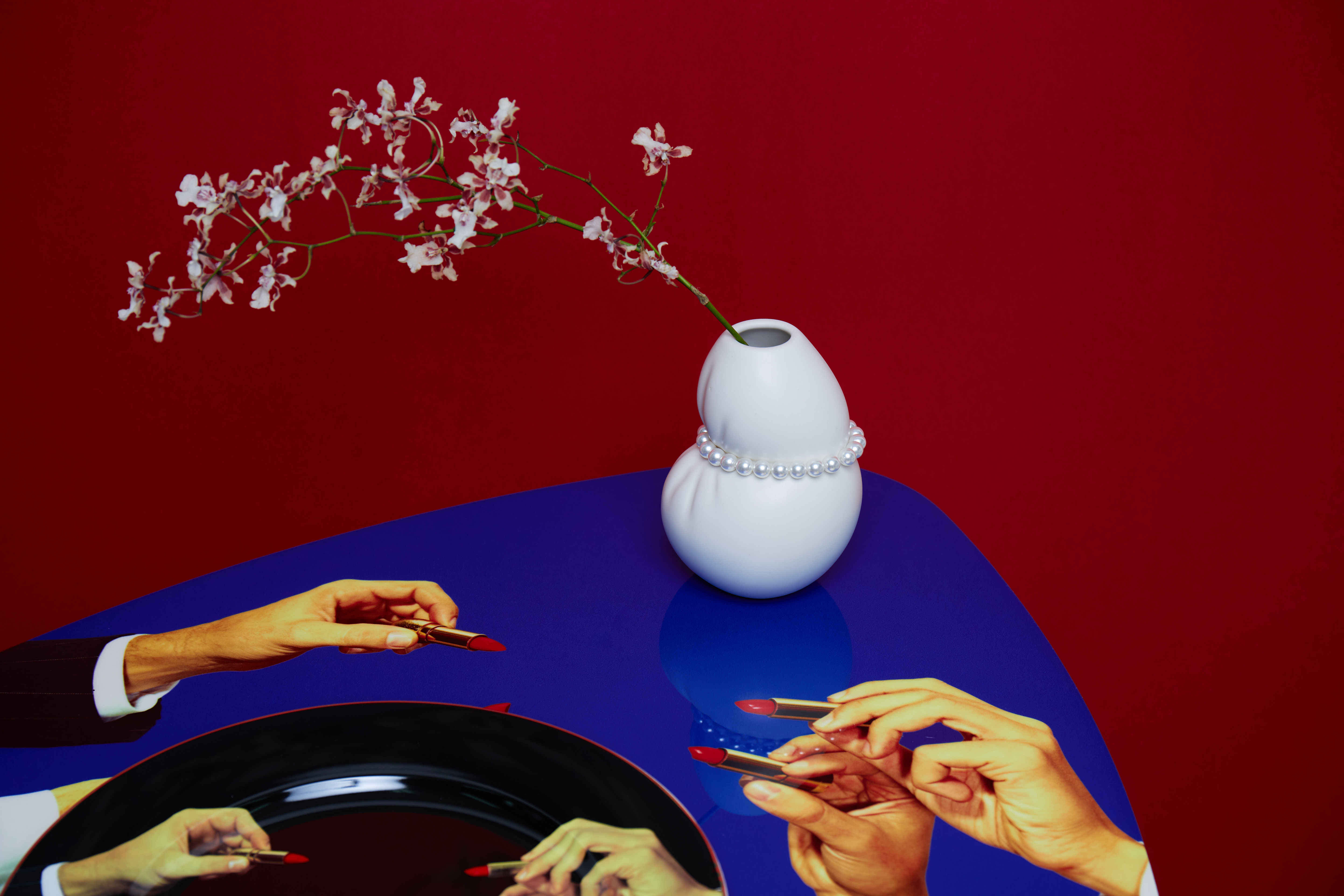 Completedworks珍珠裝飾花器（NT$5,580）、Seletti口紅陶瓷餐盤（NT$2,480）。（Club Corner提供）