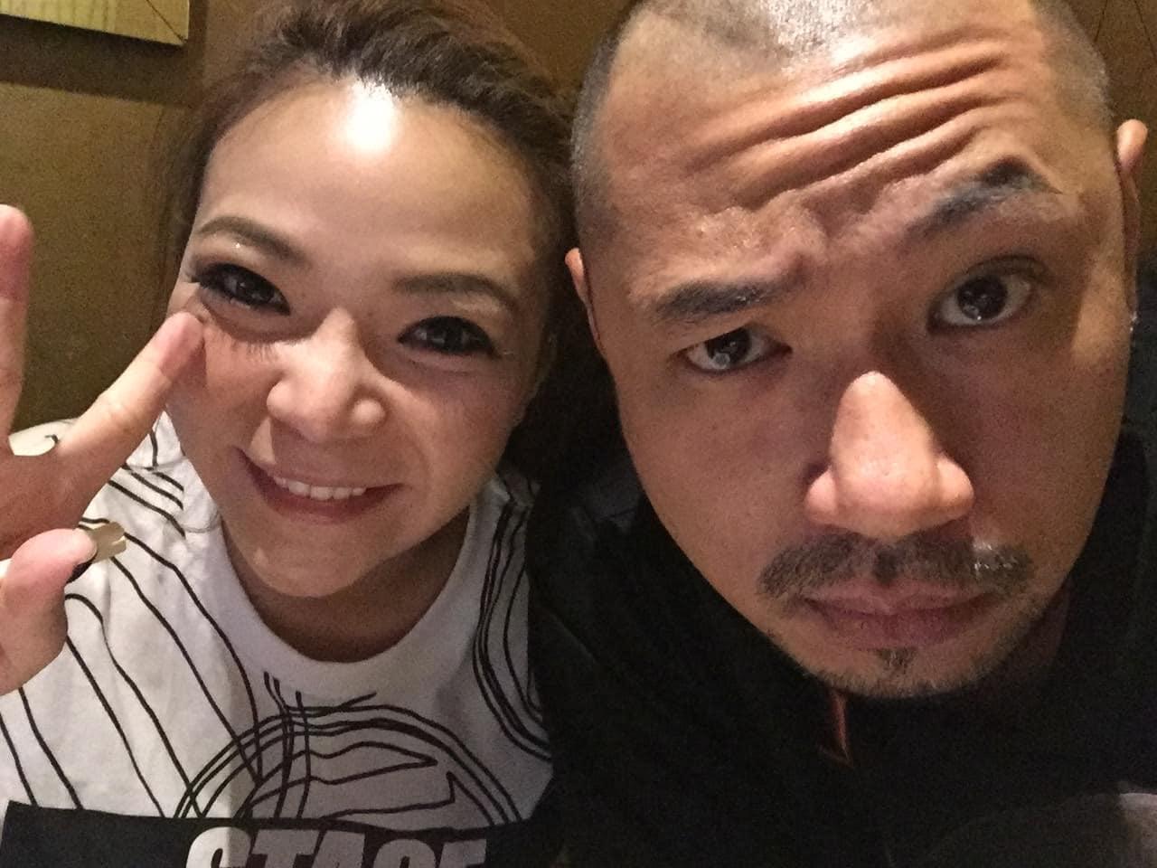 金剛(右)今發聲力挺小甜甜(左),稱對方不可能私生活不檢點。(翻攝自金剛 (李信樵)臉書)