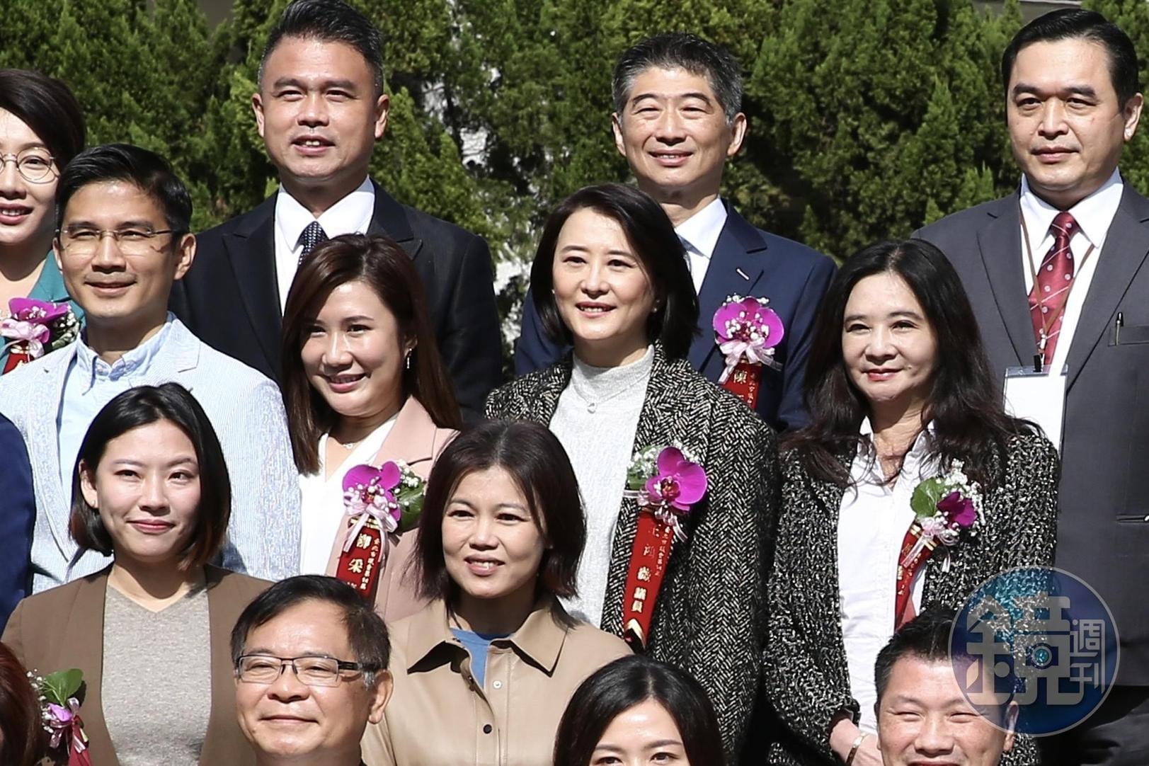 王鴻薇（後2排右2）稱自己當議員的一天就會把事做好。