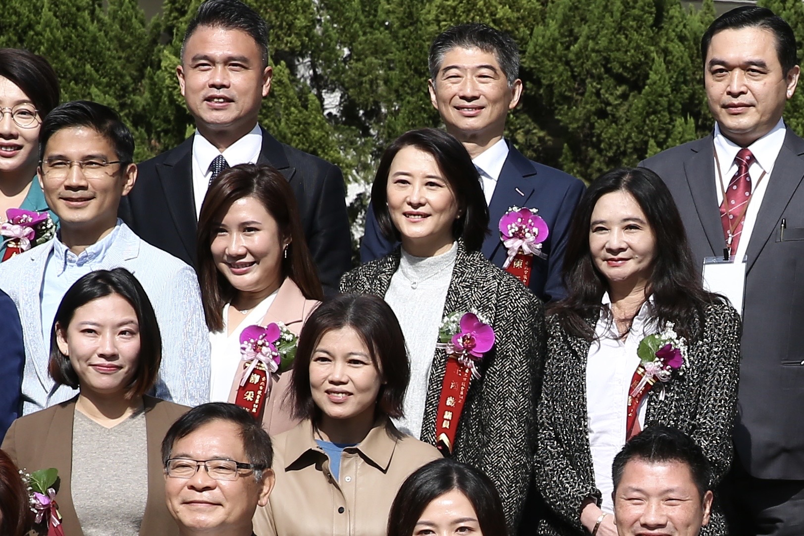 王鴻薇（後2排右2）稱自己當議員的一天就會把事做好。