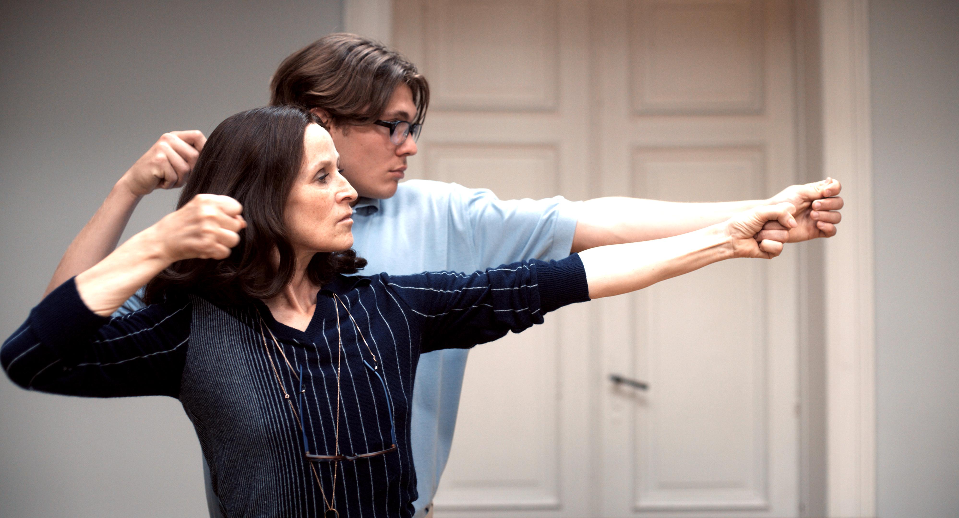 奧地利影后蘇菲蘿伊絲（前）與男星米藍賀姆斯（後）在《拼音戀習曲》譜相差41歲「嬤孫戀」。（海鵬提供）