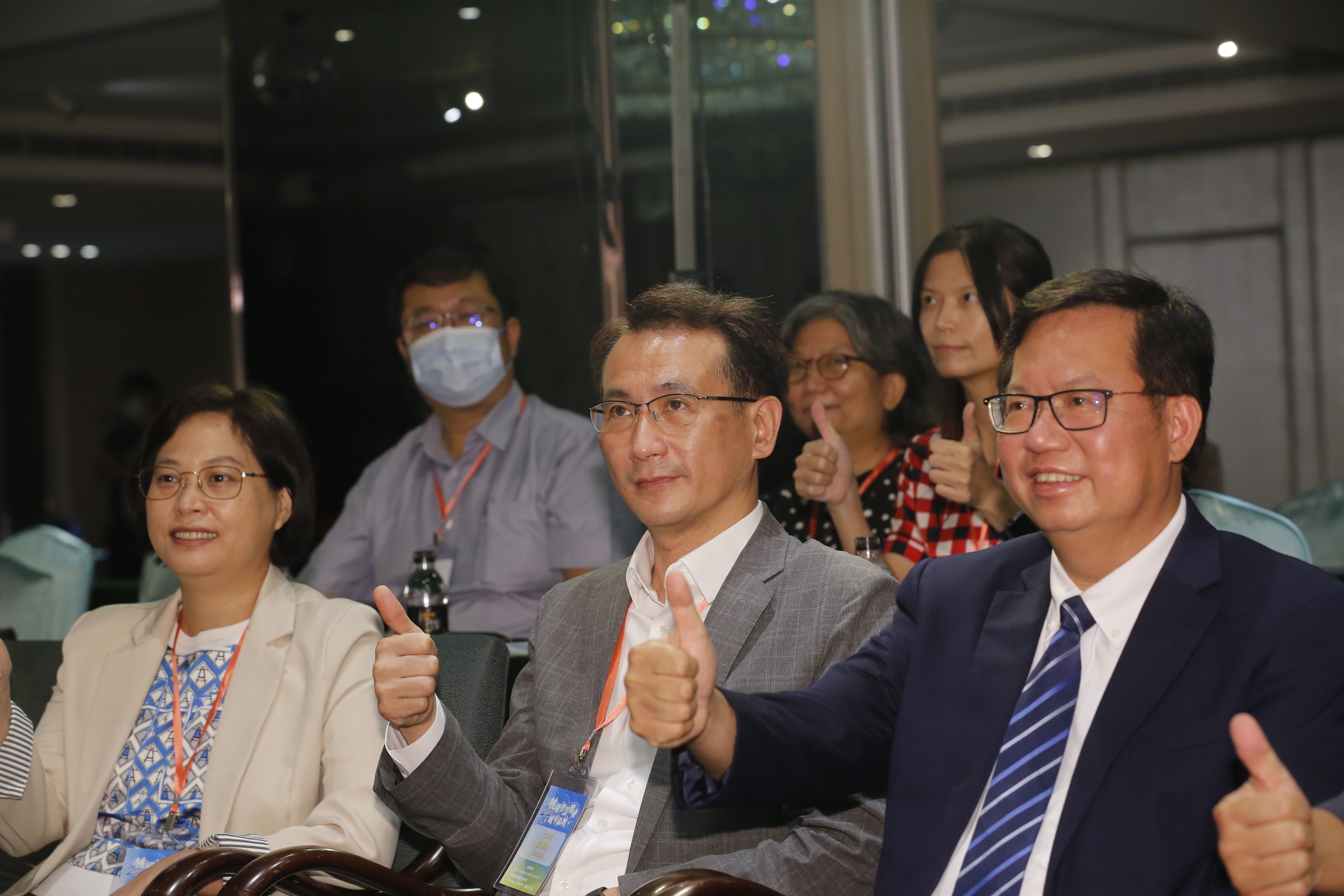鄭運鵬（中）與鄭文燦（右）之前因稱張善政恐涉抄襲，遭張善政提告誹謗。（本刊資料照）