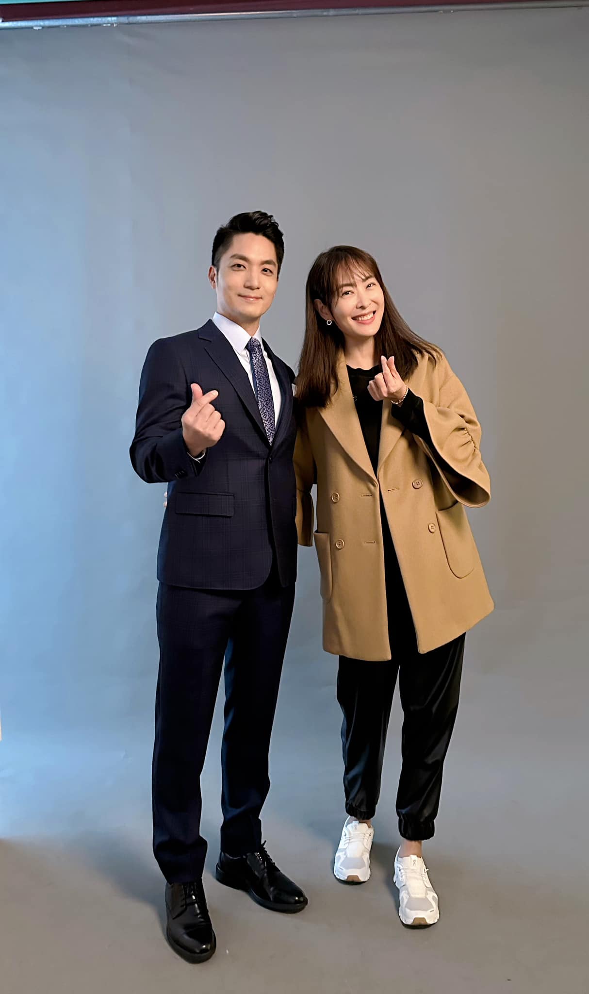 賈永婕和蔣萬安手比愛心合影。（翻攝賈永婕臉書）