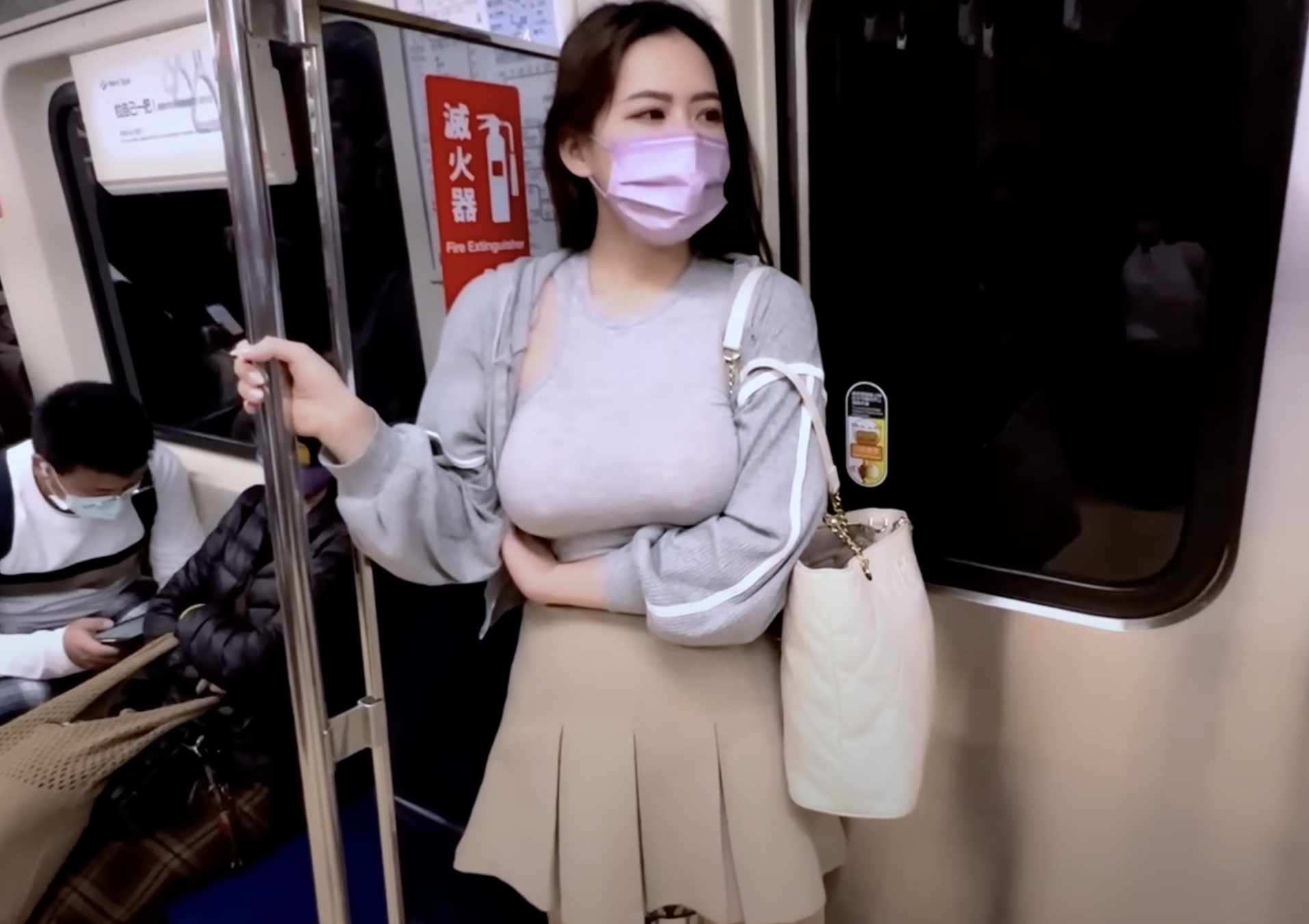 倪娜無罩搭捷運。(截自崩壞的英文老師YouTube頻道)