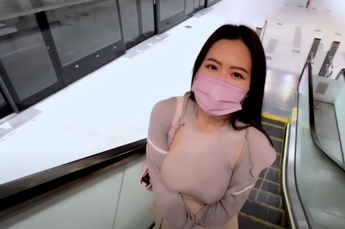 倪娜無罩搭捷運,表情顯得有些害羞。(截自崩壞的英文老師YouTube頻道)