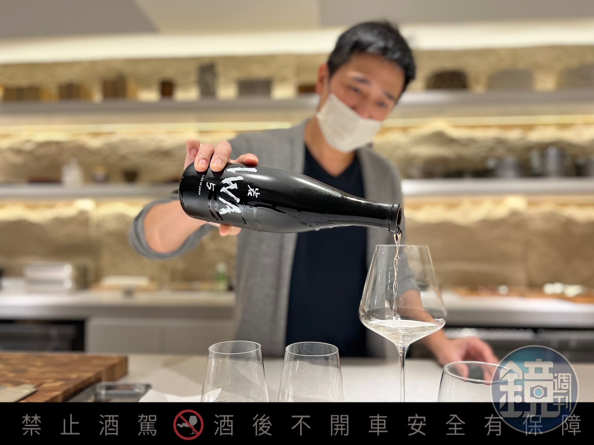 知名調酒師吳盈憲（Nick）為「akeruE Dessert」以茶與酒創作pairing。