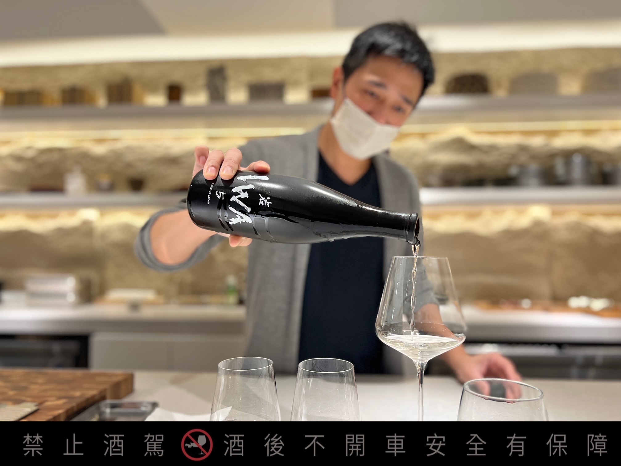 知名調酒師吳盈憲（Nick）為「akeruE Dessert」以茶與酒創作pairing。