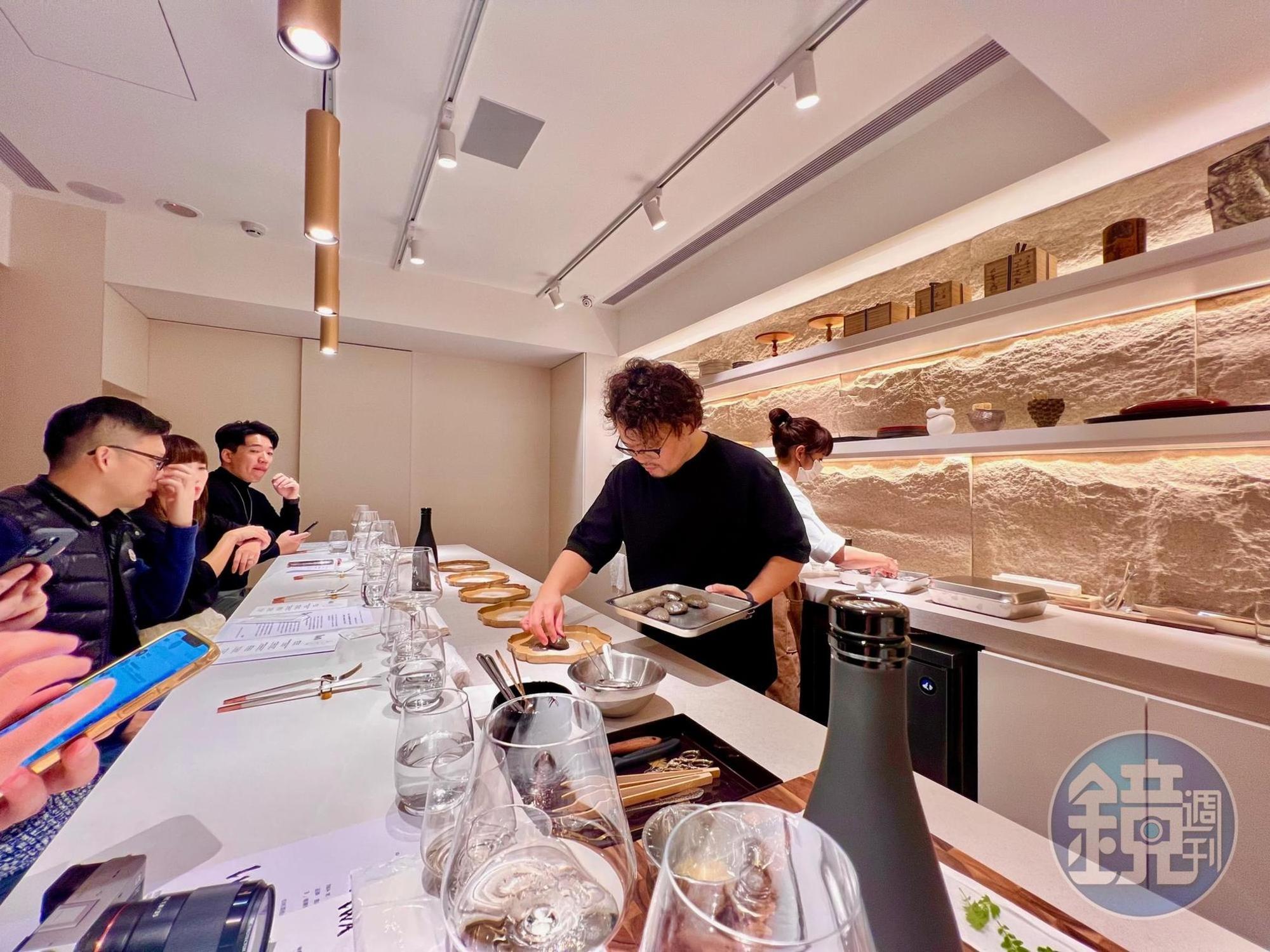 平塚牧人認為吧台的形式最能忠實呈現甜點最完美的狀態。