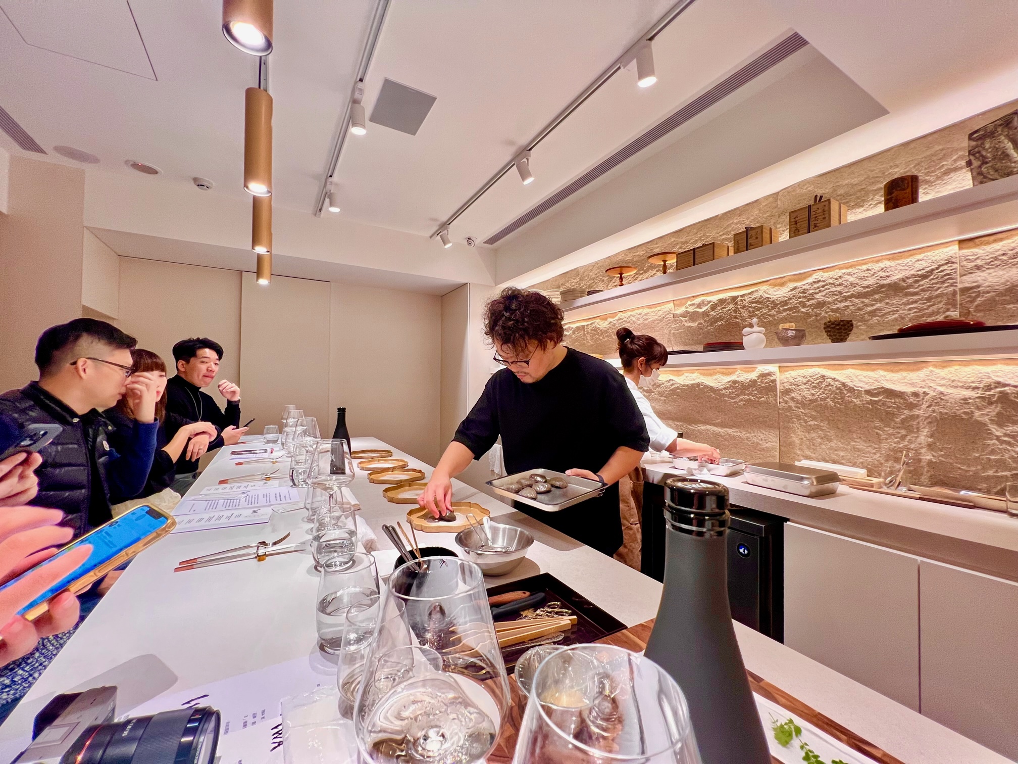 平塚牧人認為吧台的形式最能忠實呈現甜點最完美的狀態。