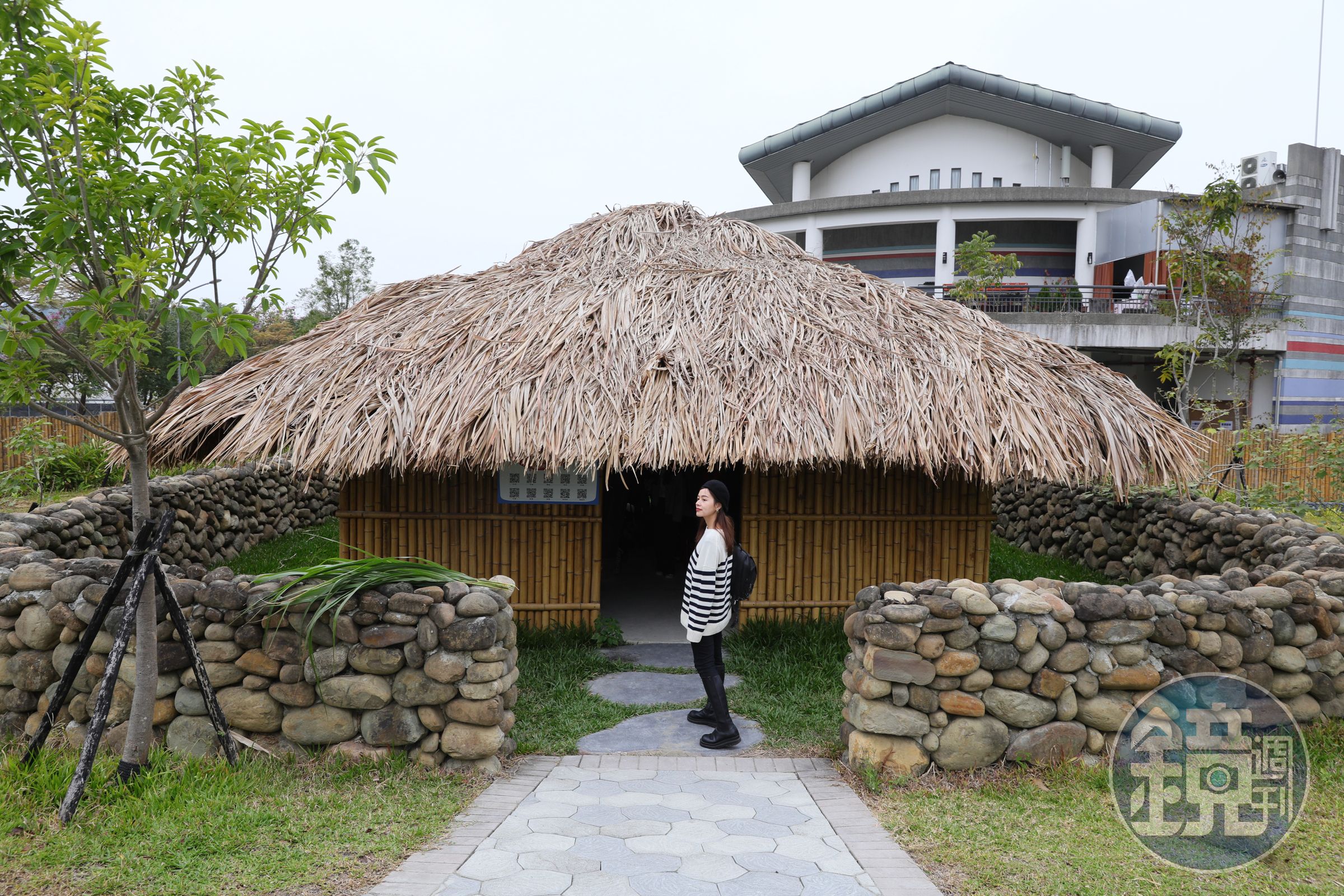 鄒族的家屋以竹子跟茅草為建材，家屋以中央火塘為中心，上方有棚架，可儲存物品與放置獸皮。