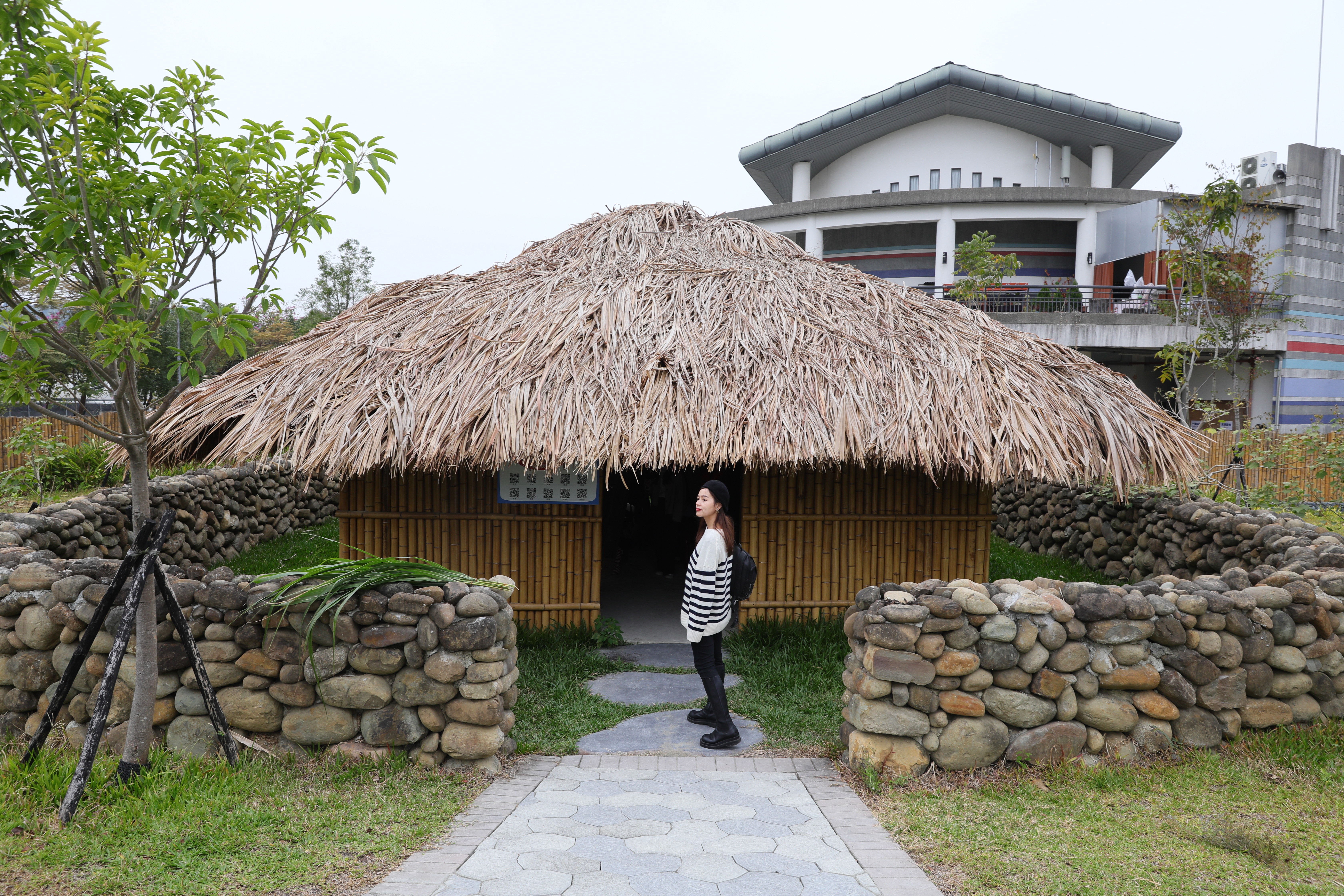 鄒族的家屋以竹子跟茅草為建材，家屋以中央火塘為中心，上方有棚架，可儲存物品與放置獸皮。