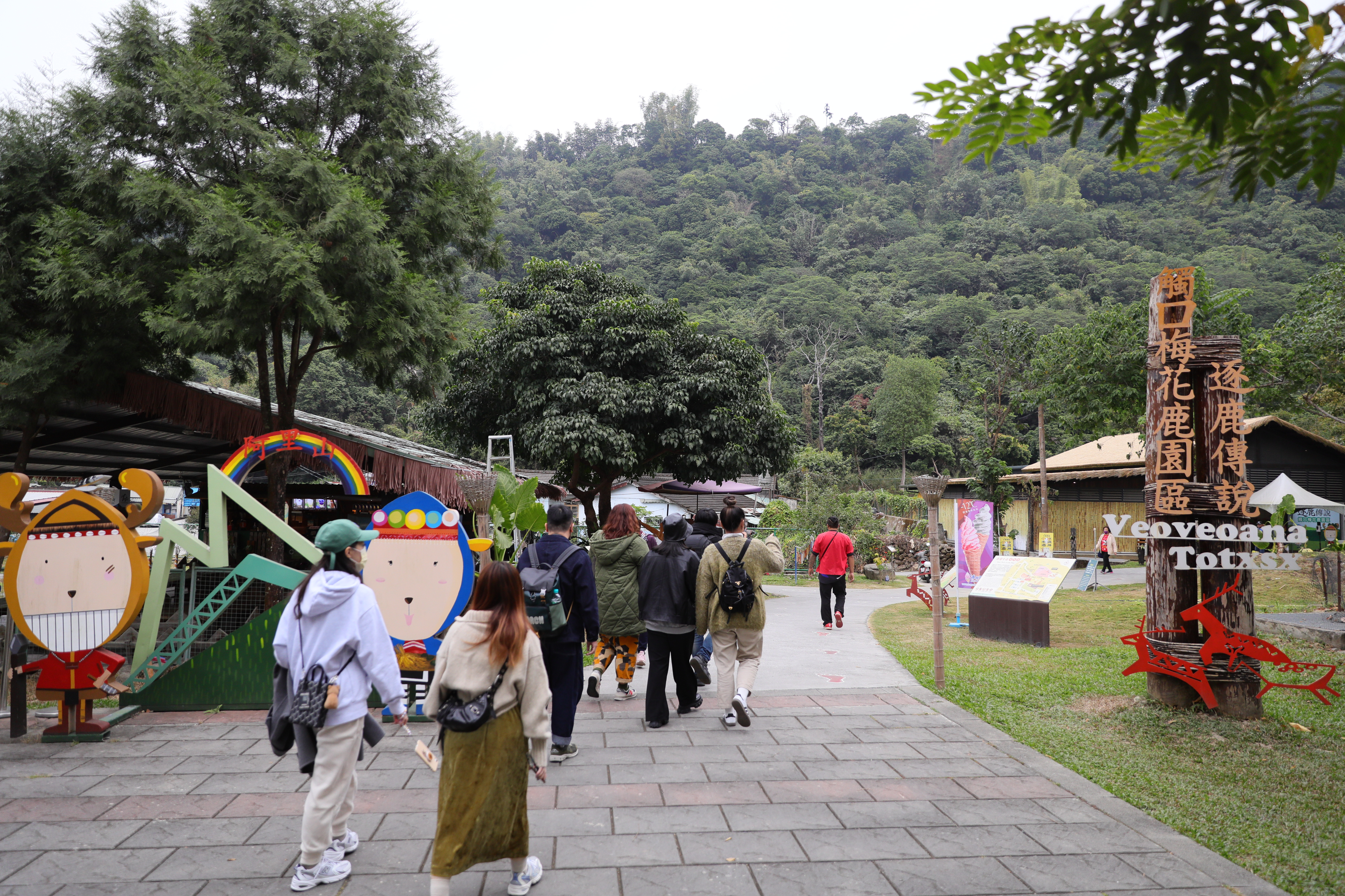 「逐鹿部落」因莫拉克風災重創家園，被迫離開家鄉，搬遷至阿里山山腳下，過去古獵場成了文創園區。