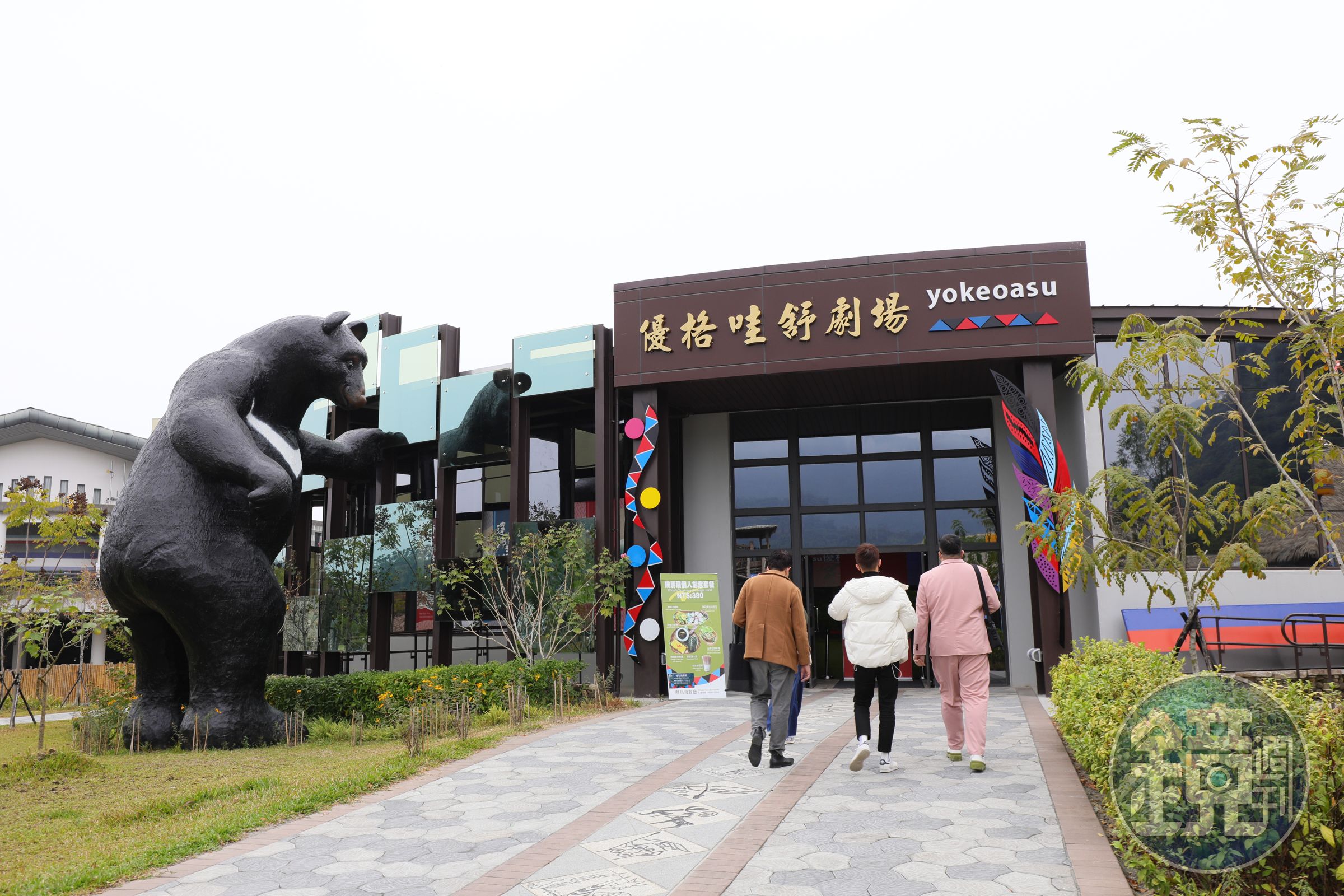 門口6公尺高的台灣黑熊是打卡熱點。