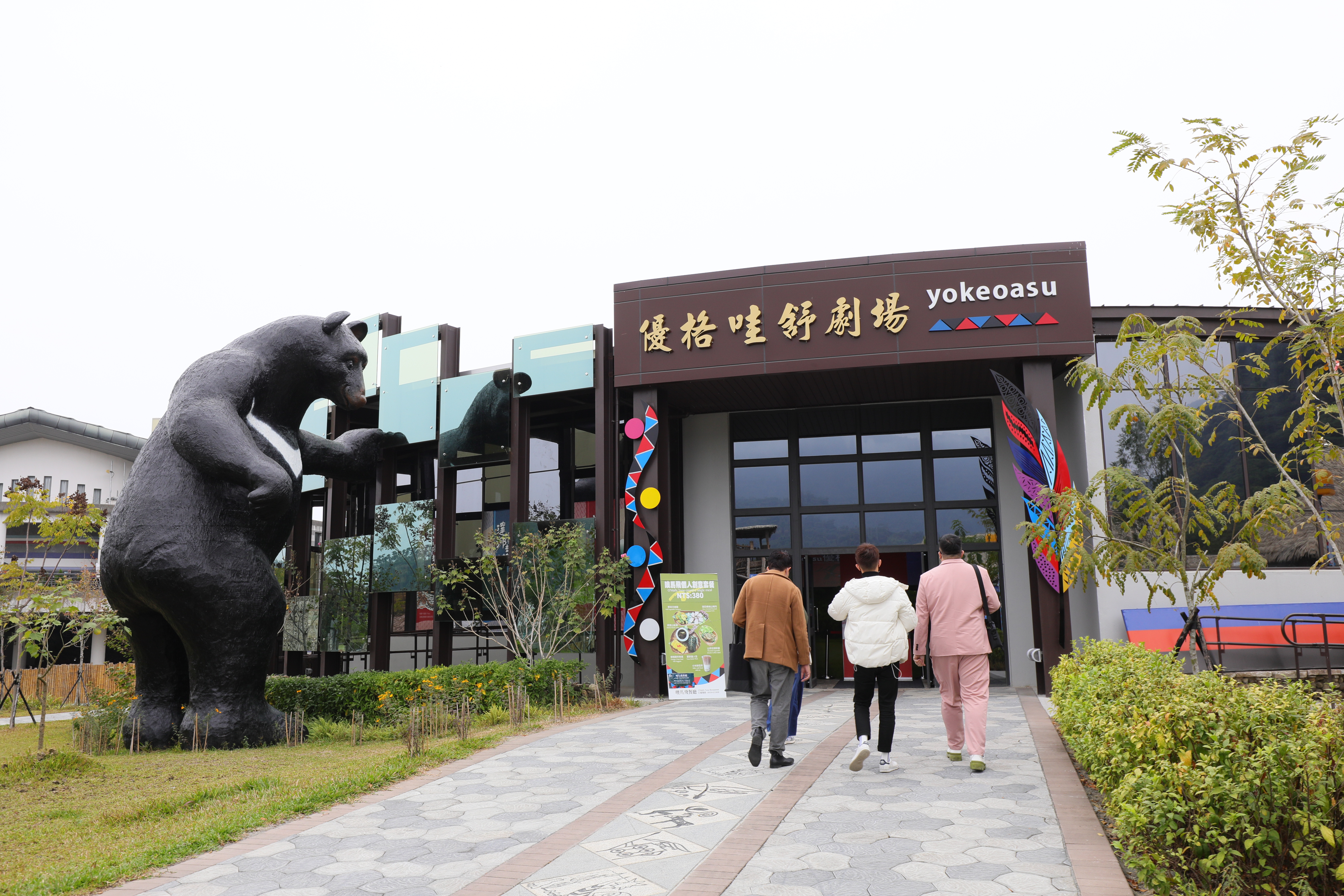 門口6公尺高的台灣黑熊是打卡熱點。