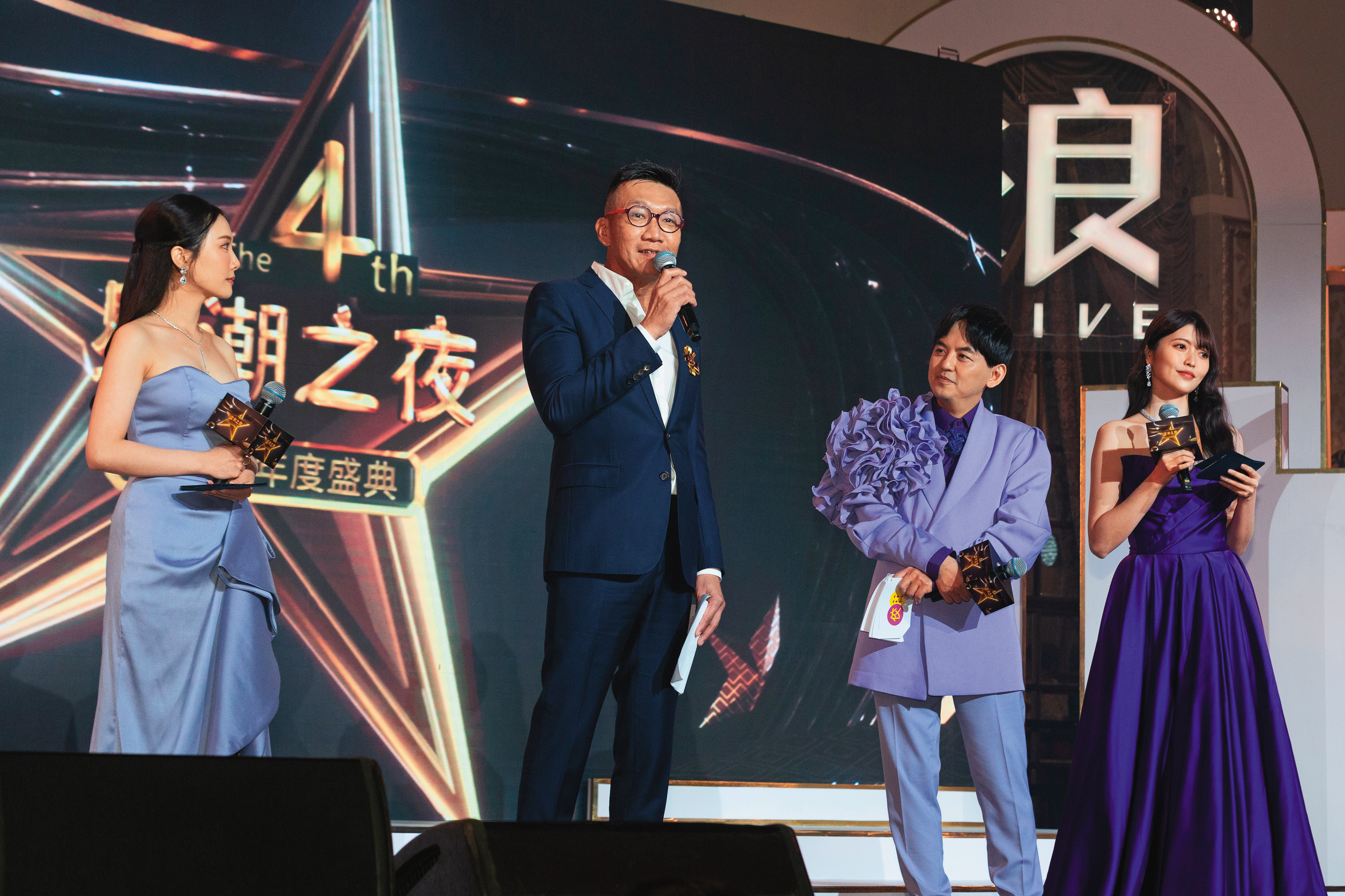 浪LIVE董事長王冠中(左)致力於以直播平台讓年輕人圓夢。右為黃子佼。