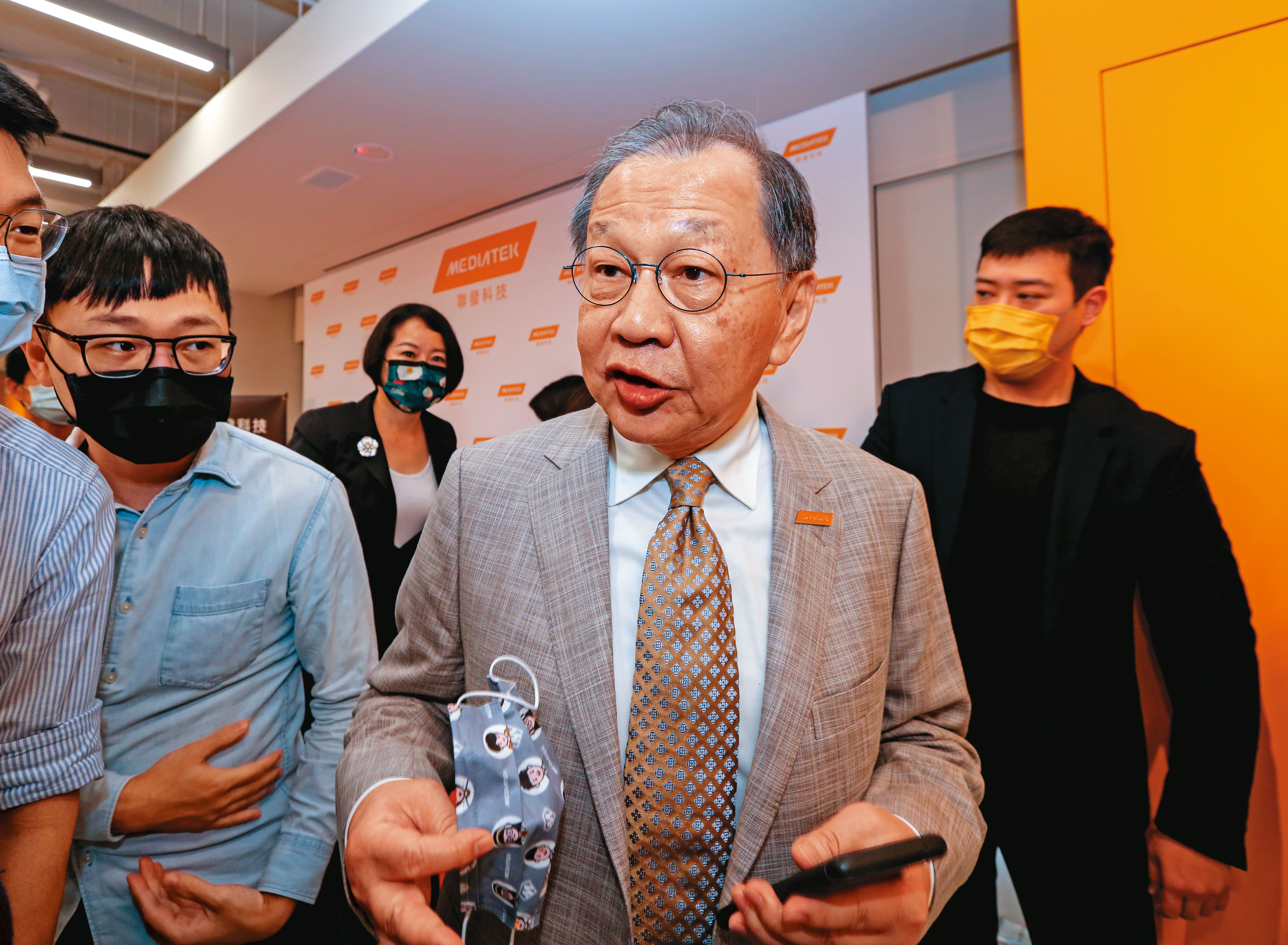 面對收入衰退、成本上升夾擊,聯發科執行長蔡力行(中)的壓力不言可喻。