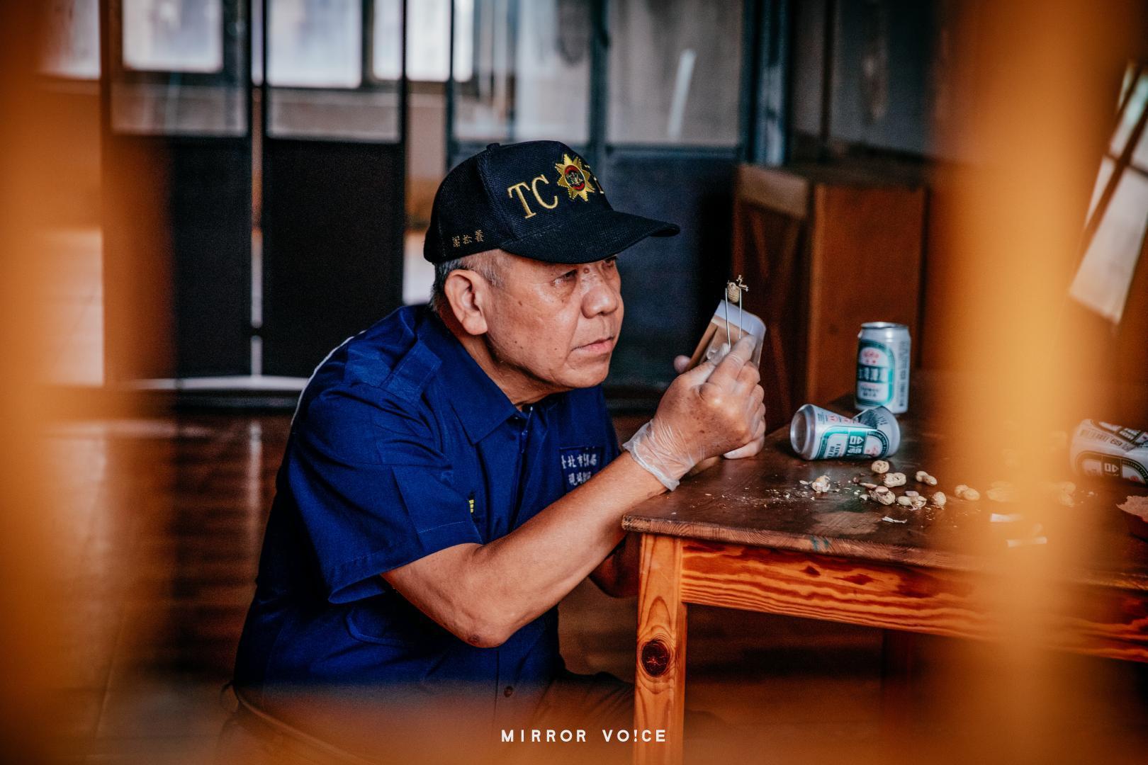 阿善師謝松善，退而不休，即便已離開刑案鑑識的第一現場，卻仍不斷在各領域推動鑑識科學普及。而此次與鏡好聽共同製作的《阿善師鑑識科學講堂》，濃縮畢生所學與豐富的實務經驗，爬梳成十堂系統性課程，幫助社會大眾輕鬆入門鑑識科學領域。（鏡好聽提供）
