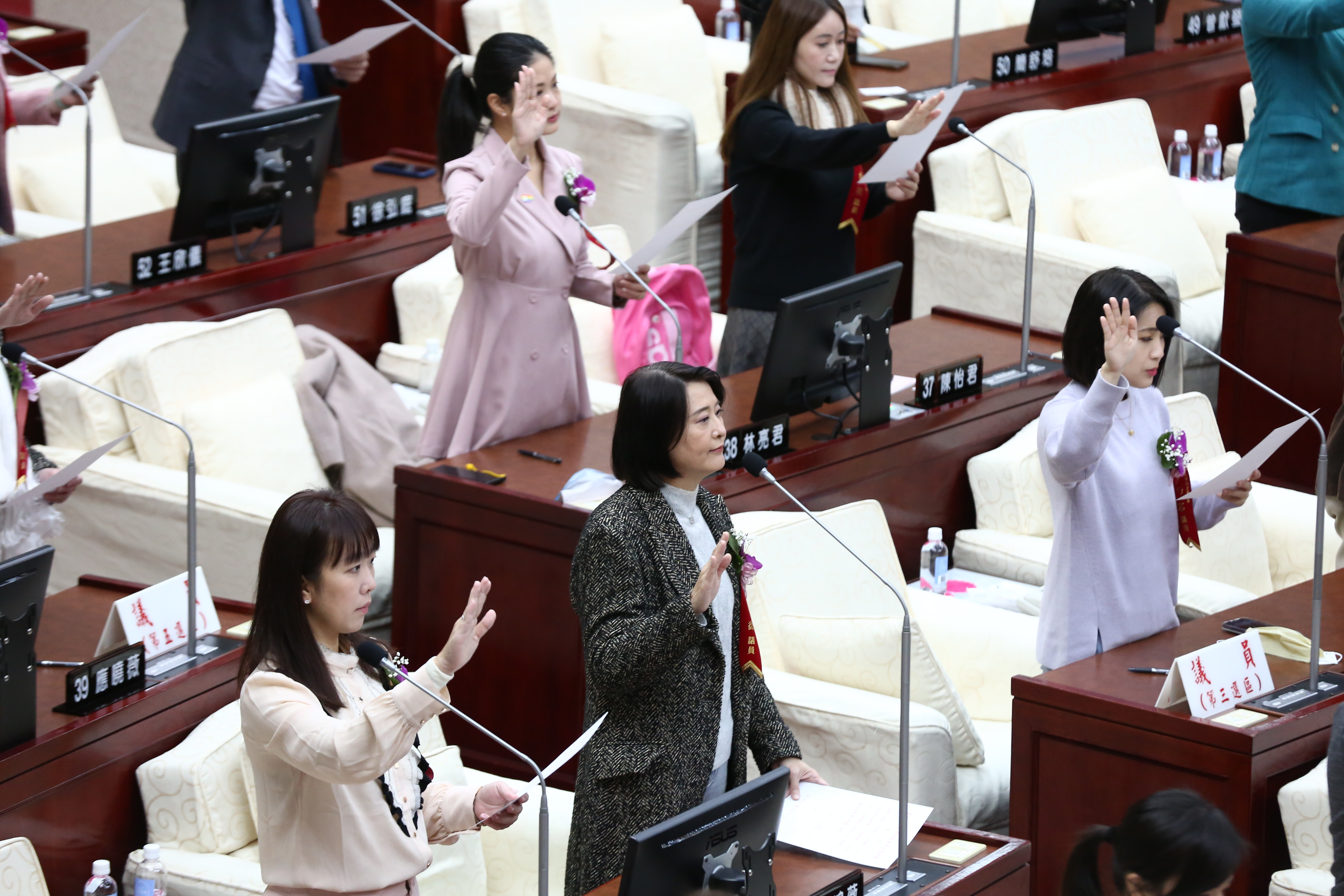 王鴻薇(下排中)儘管投入立委補選,昨仍赴議會宣誓就職新任台北市議員。