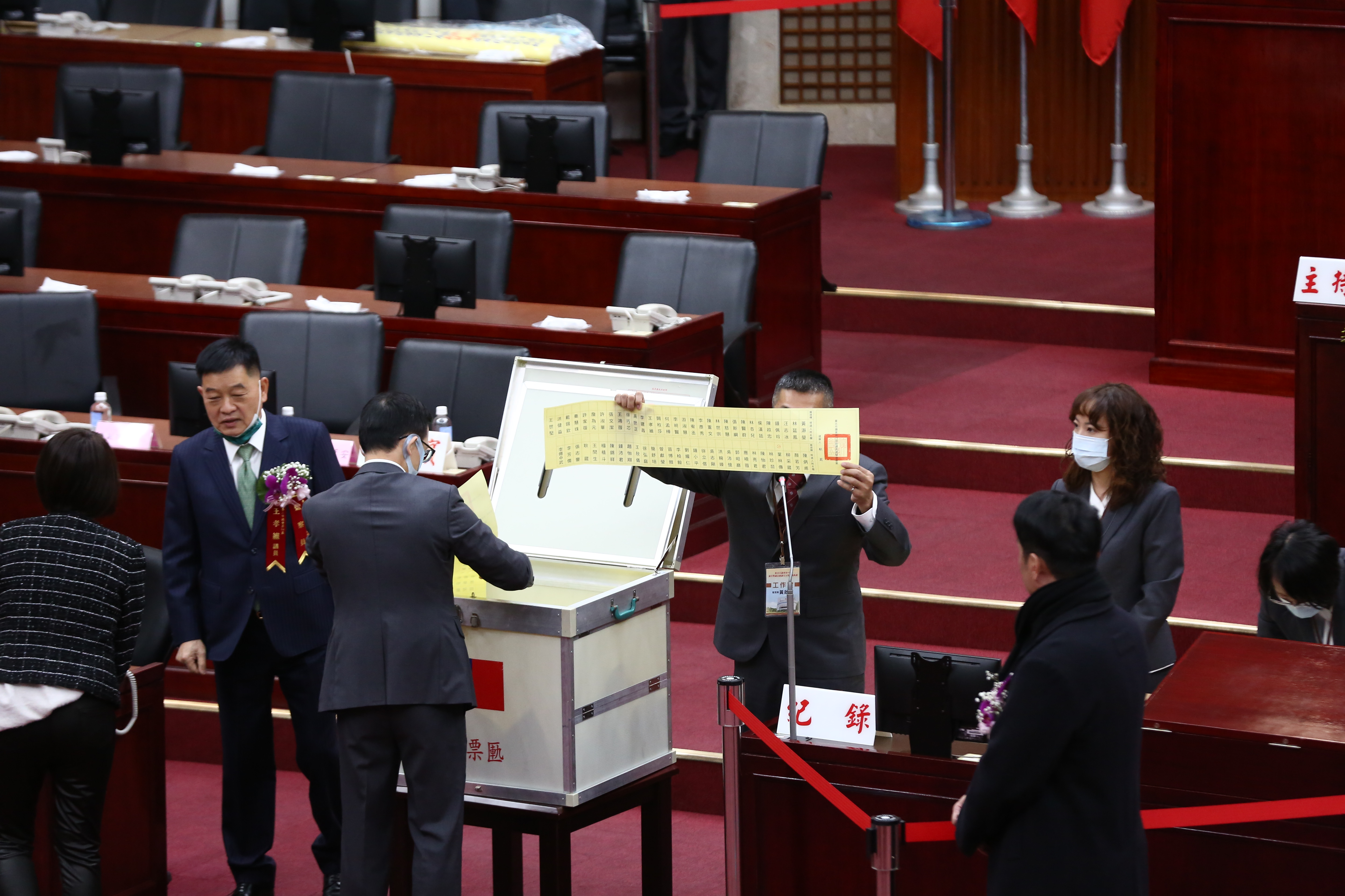 台北市議會的正副議長投票採記名投票,國民黨籍議員全數支持戴錫欽、葉林傳,一票未跑。
