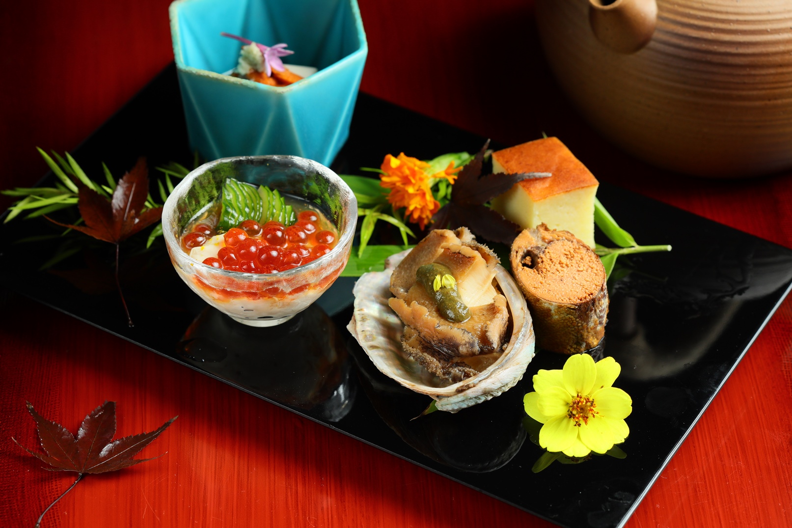 前菜「八寸」的磯煮鮑魚、秋刀南蠻漬、生筋子湯葉、白子豆腐海膽、江戶前玉子燒，每一道都吃得出主廚功力。（3,600元套餐菜色）