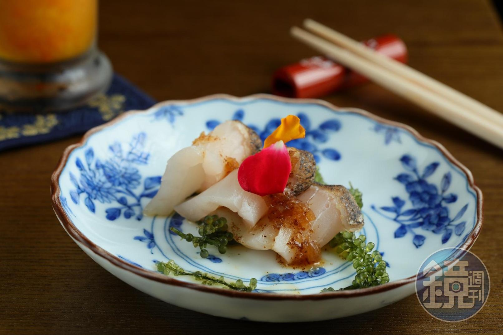鰆魚綴上果凍狀的洋蔥酢，還有海葡萄增添鹹香。（3,600元套餐菜色）