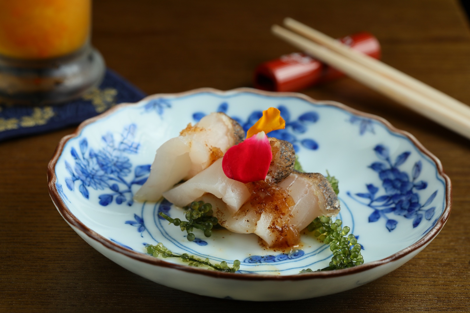 鰆魚綴上果凍狀的洋蔥酢，還有海葡萄增添鹹香。（3,600元套餐菜色）