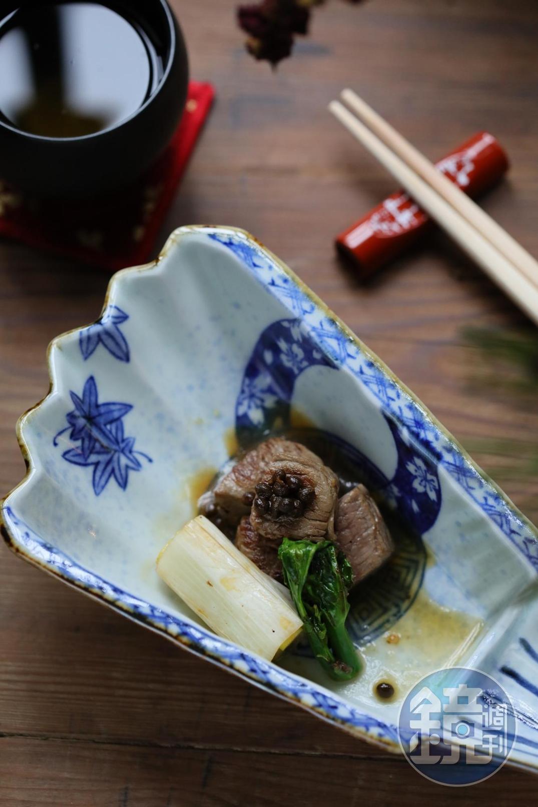 菲力牛搭配油菜花、大蔥與有馬山椒。（3,600元套餐菜色）