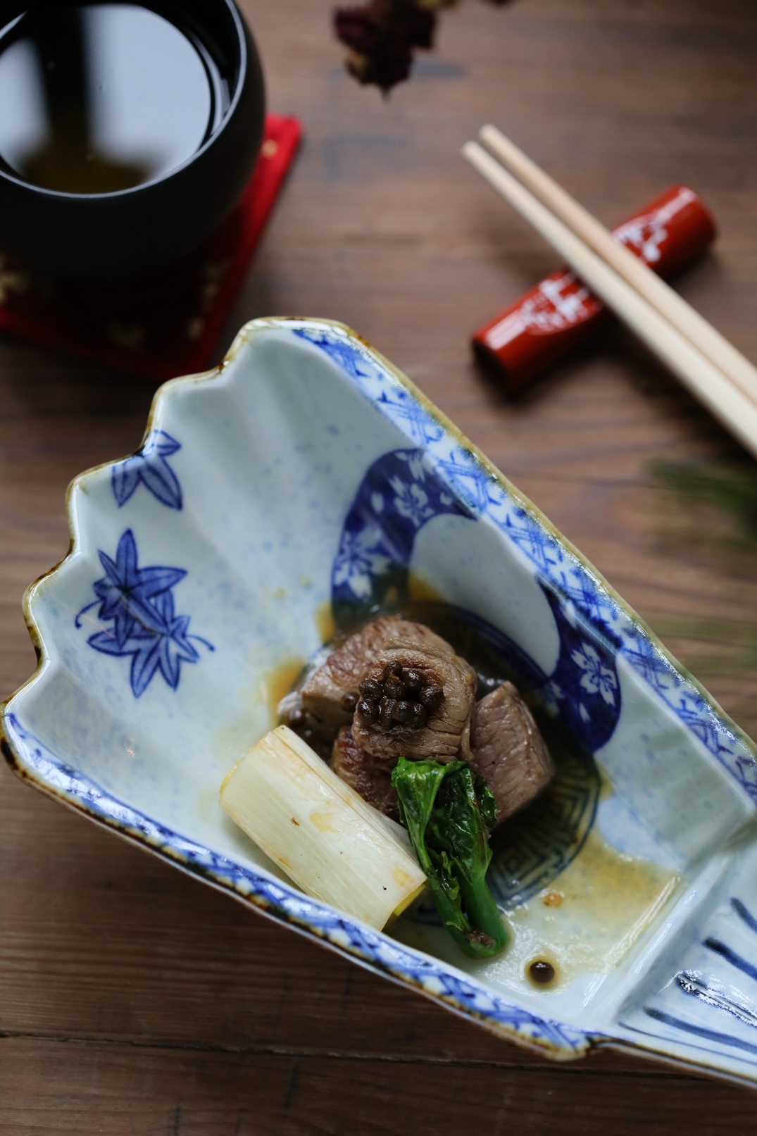 菲力牛搭配油菜花、大蔥與有馬山椒。（3,600元套餐菜色）