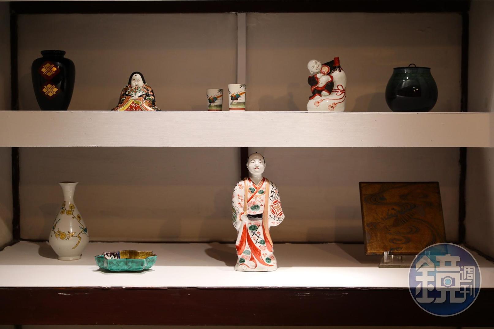 餐桌旁展示「寄暢園」的藏品。