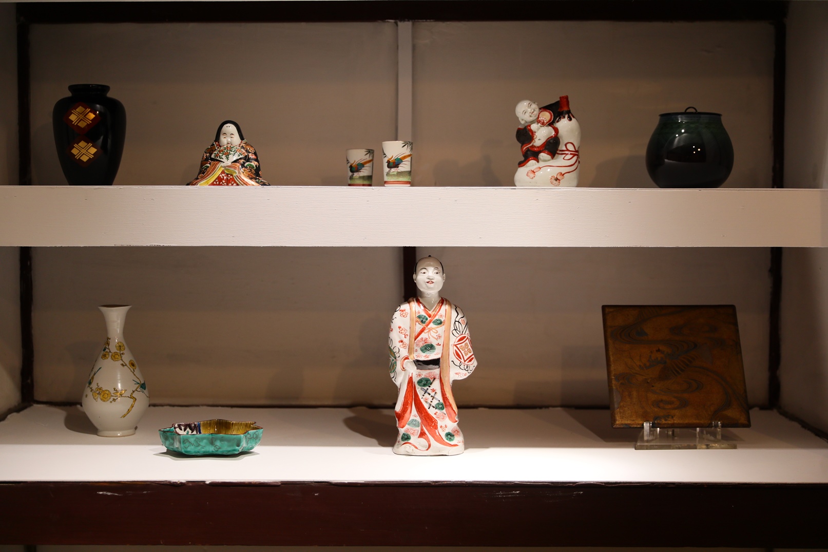 餐桌旁展示「寄暢園」的藏品。