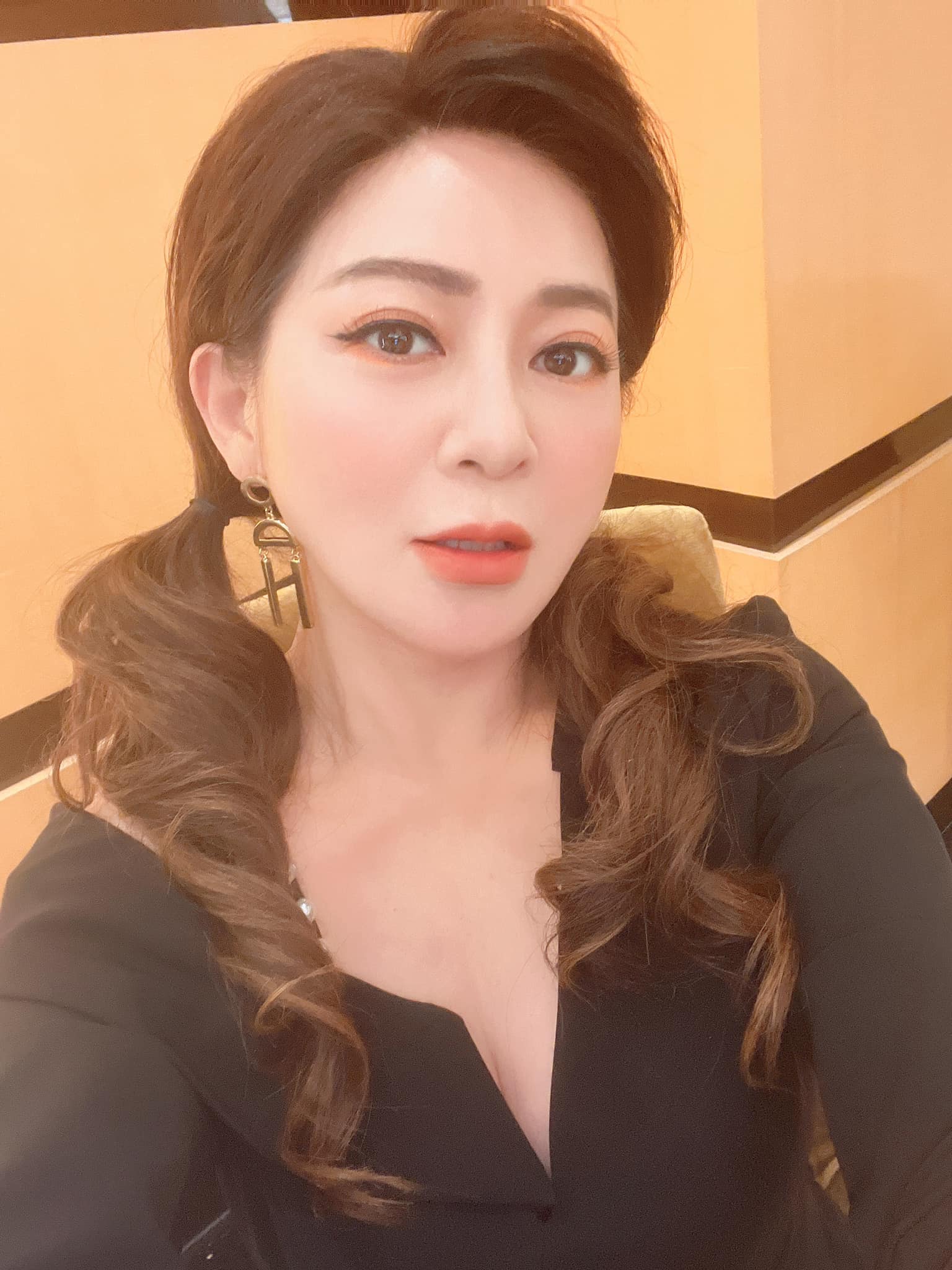 王彩樺自稱演藝圈「台版濱崎步」。(翻攝自王彩樺臉書)