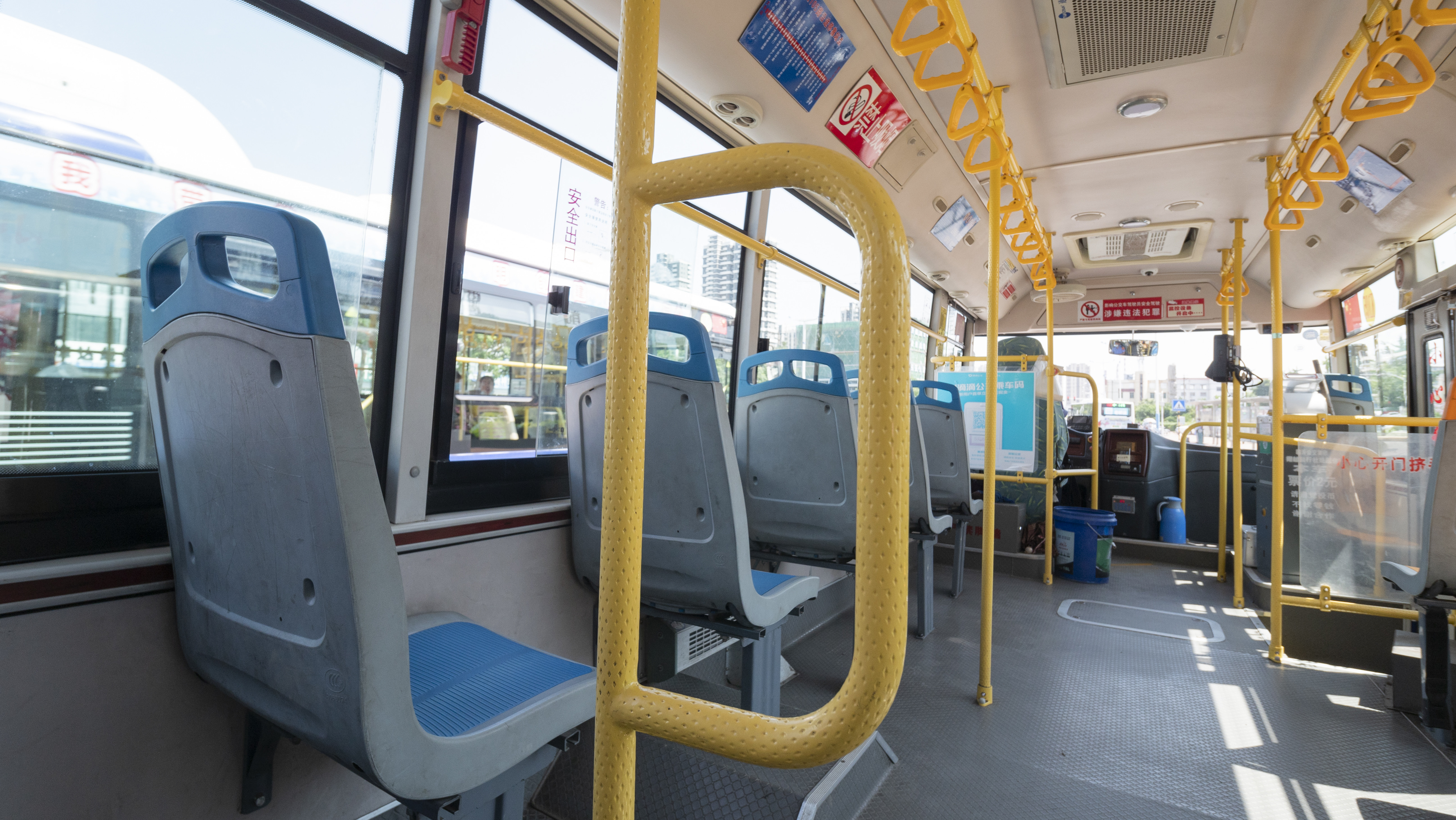 一名男子不滿公車司機按喇叭嚇哭他的小孩，便氣得朝司機比中指，慘被控告公然侮辱。（示意圖，取自免費圖庫東方IC）