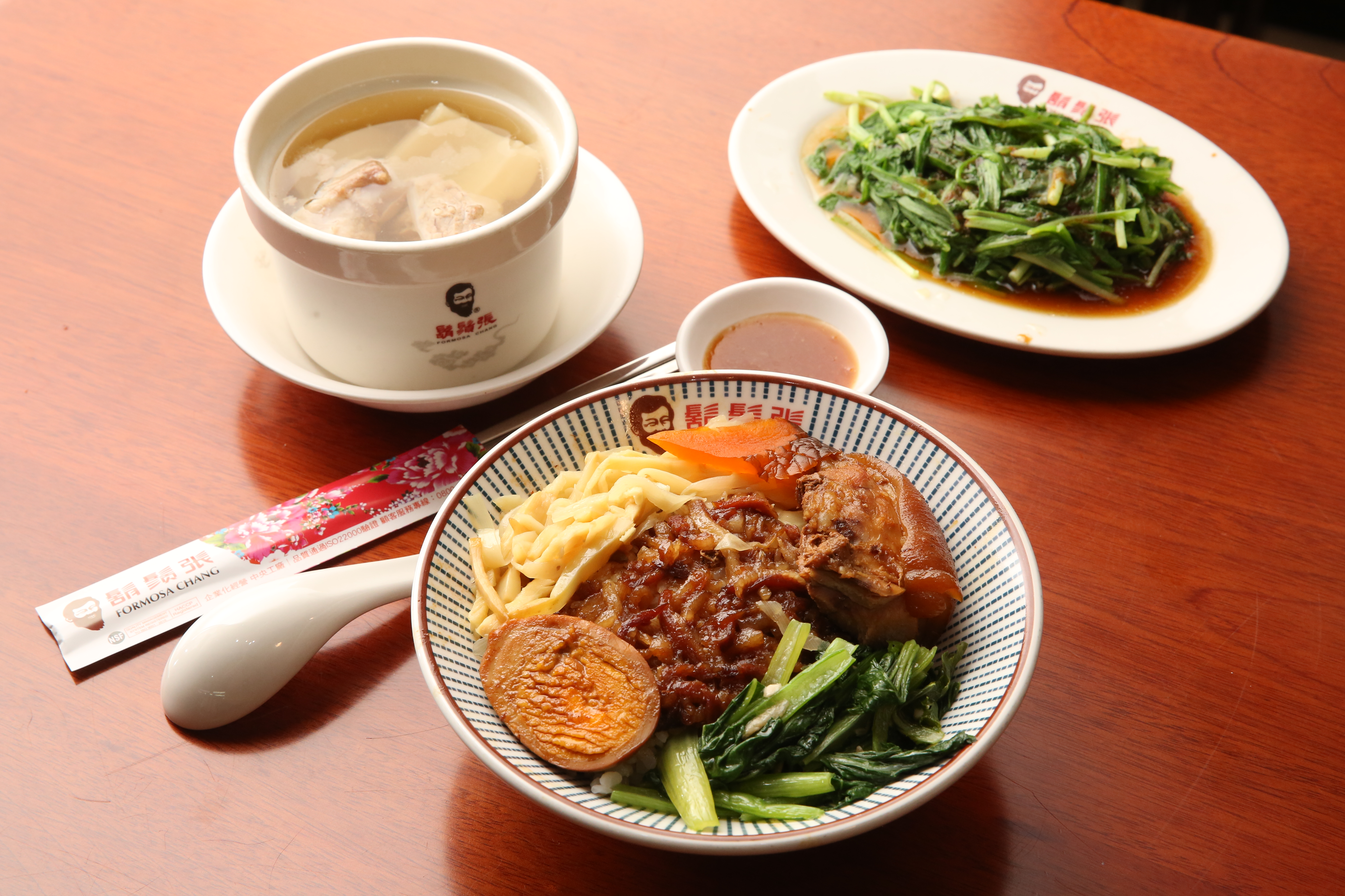 台灣美食聞名國際，滷肉飯、小籠包都是觀光客來台必吃。（圖為鬍鬚張魯肉飯，示意圖，本刊資料照）