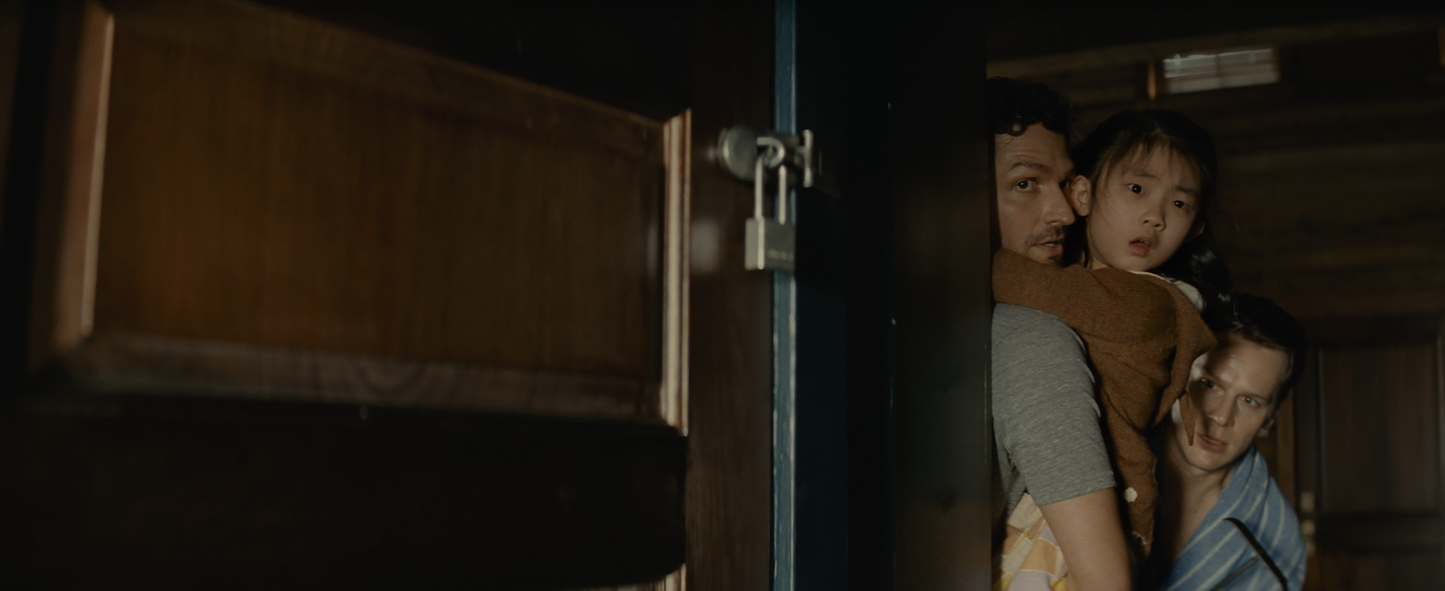 強納森葛洛夫(左)、班艾德里奇(右)飾演一對同志夫夫,帶著養女來到森林小木屋,卻碰上不速之客。(UIP提供)