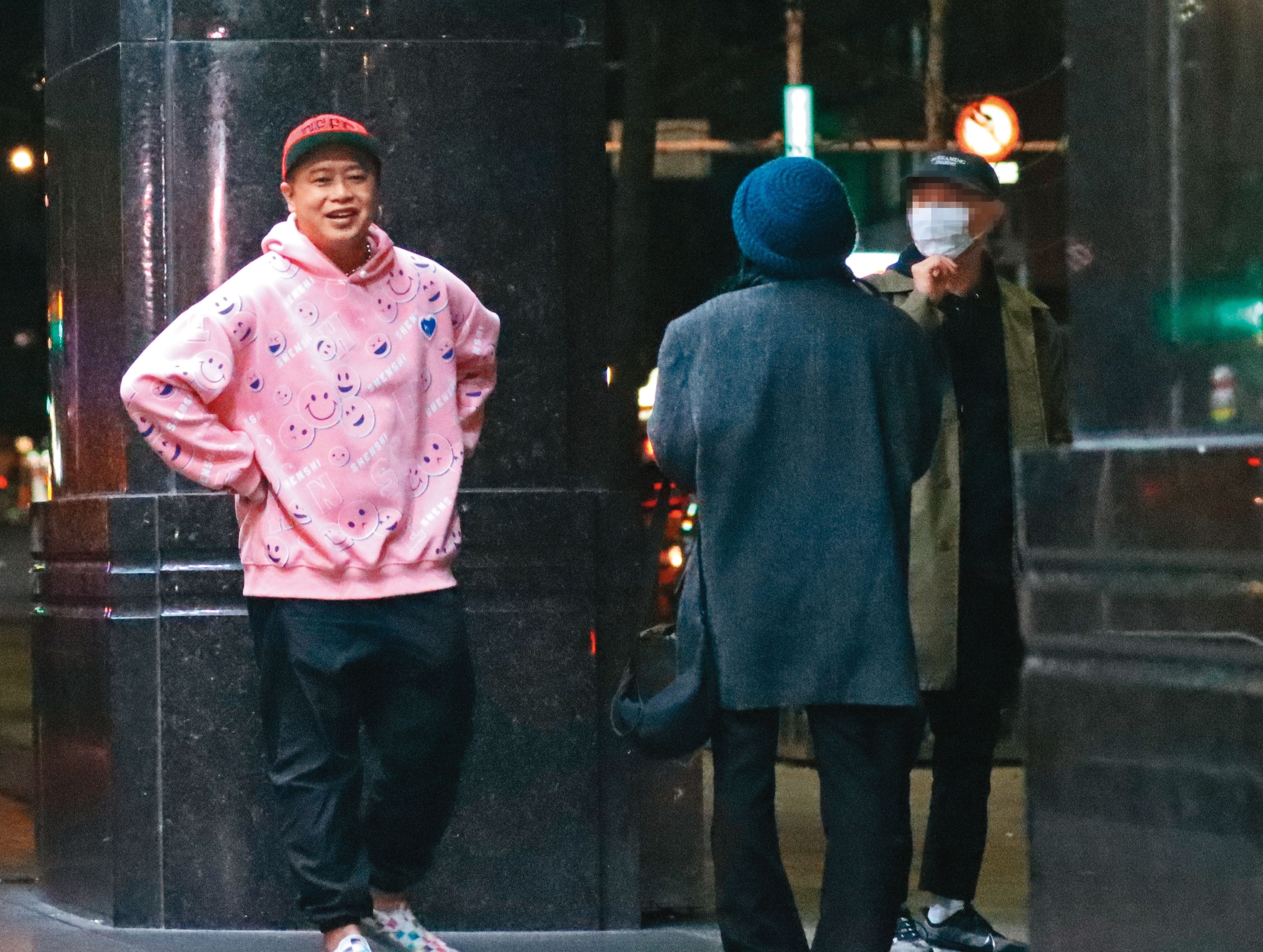 12/20 01:47 彈頭（紅帽者）42歲生日趴這天，好友揪團為他慶生，中途有人要先離開，彈頭送客到大門。