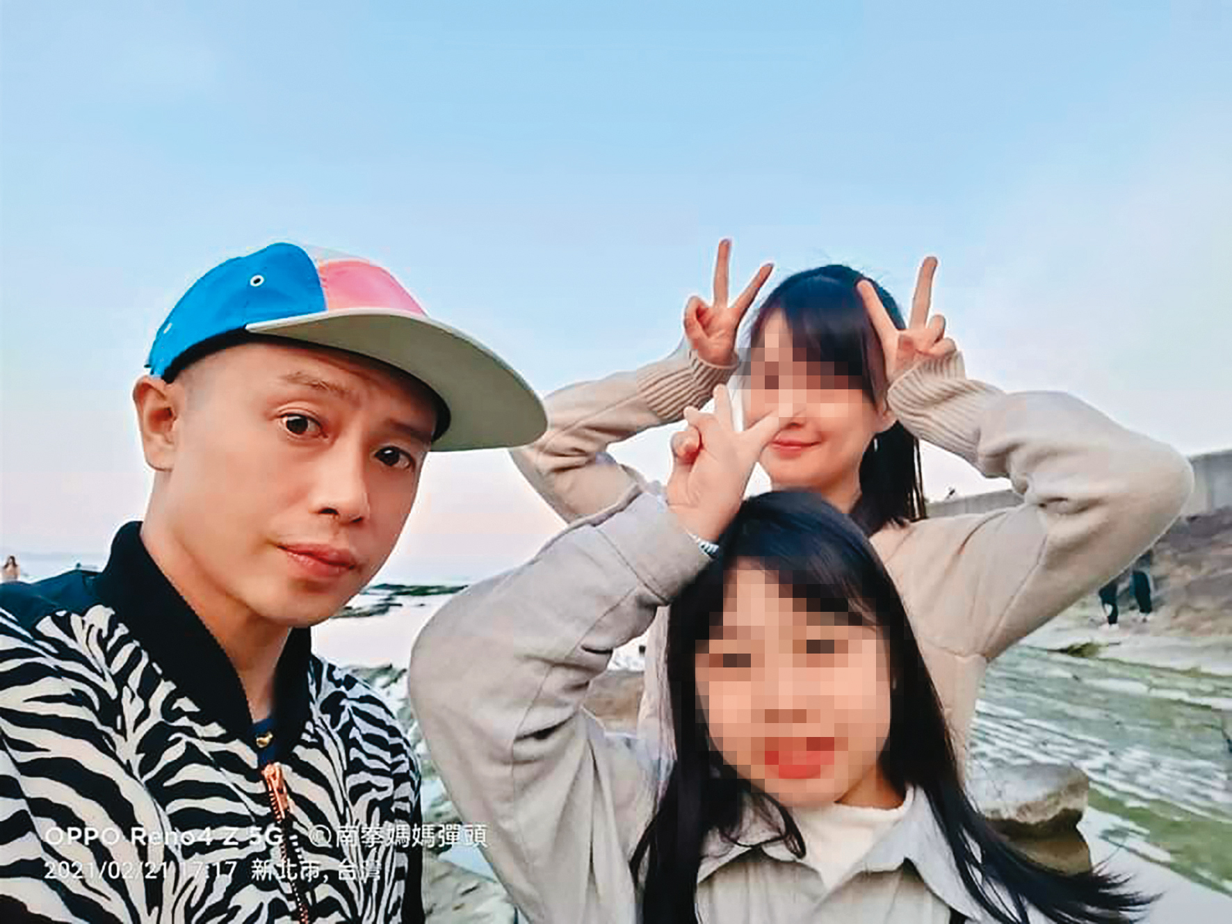 彈頭（左）曾有過婚姻，與前妻育有1女，之前與空姐女友貝貝（右後）交往時還帶著女兒出遊。（翻攝自彈頭臉書）