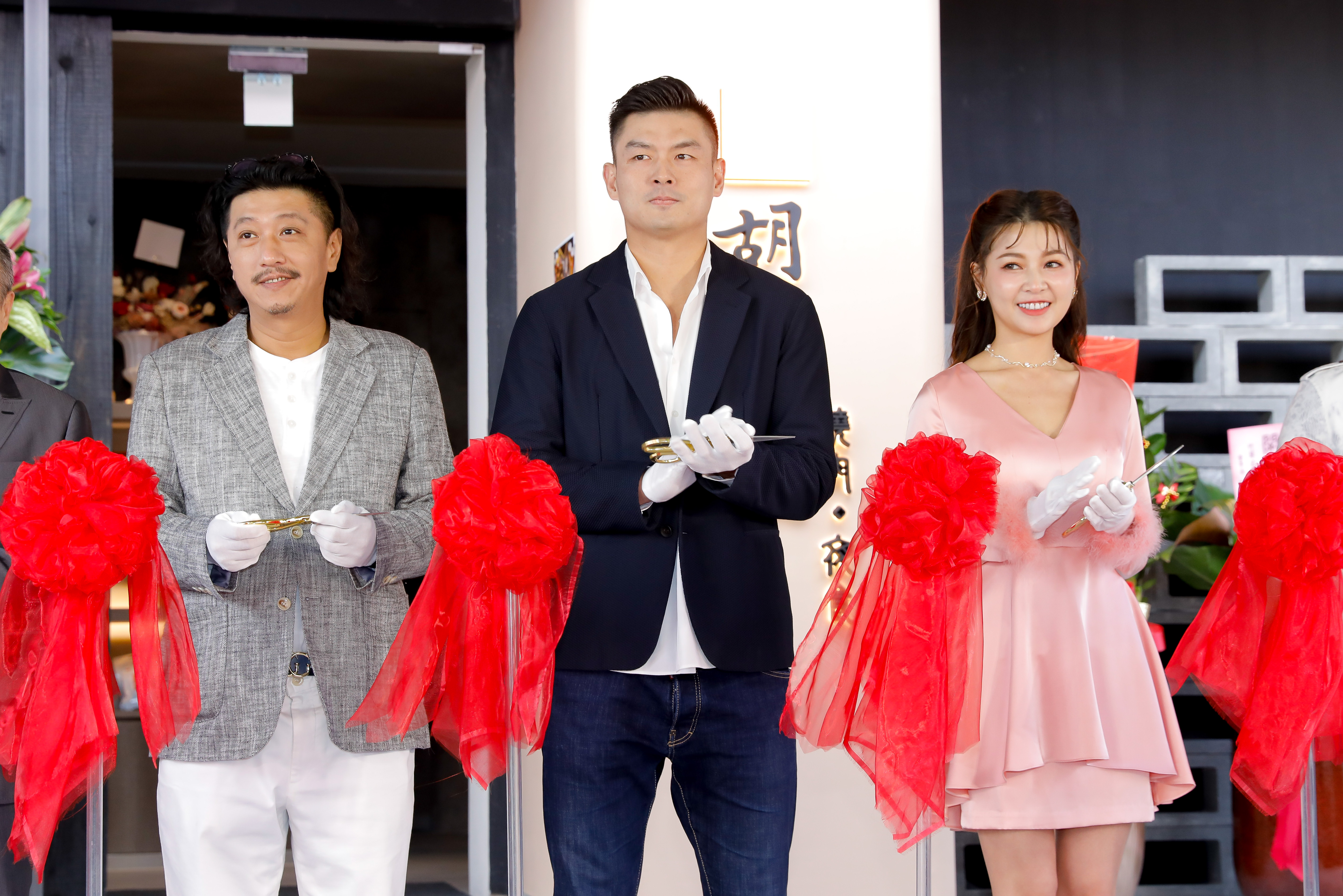 謝京穎（右）今出席燒肉店開幕剪綵。