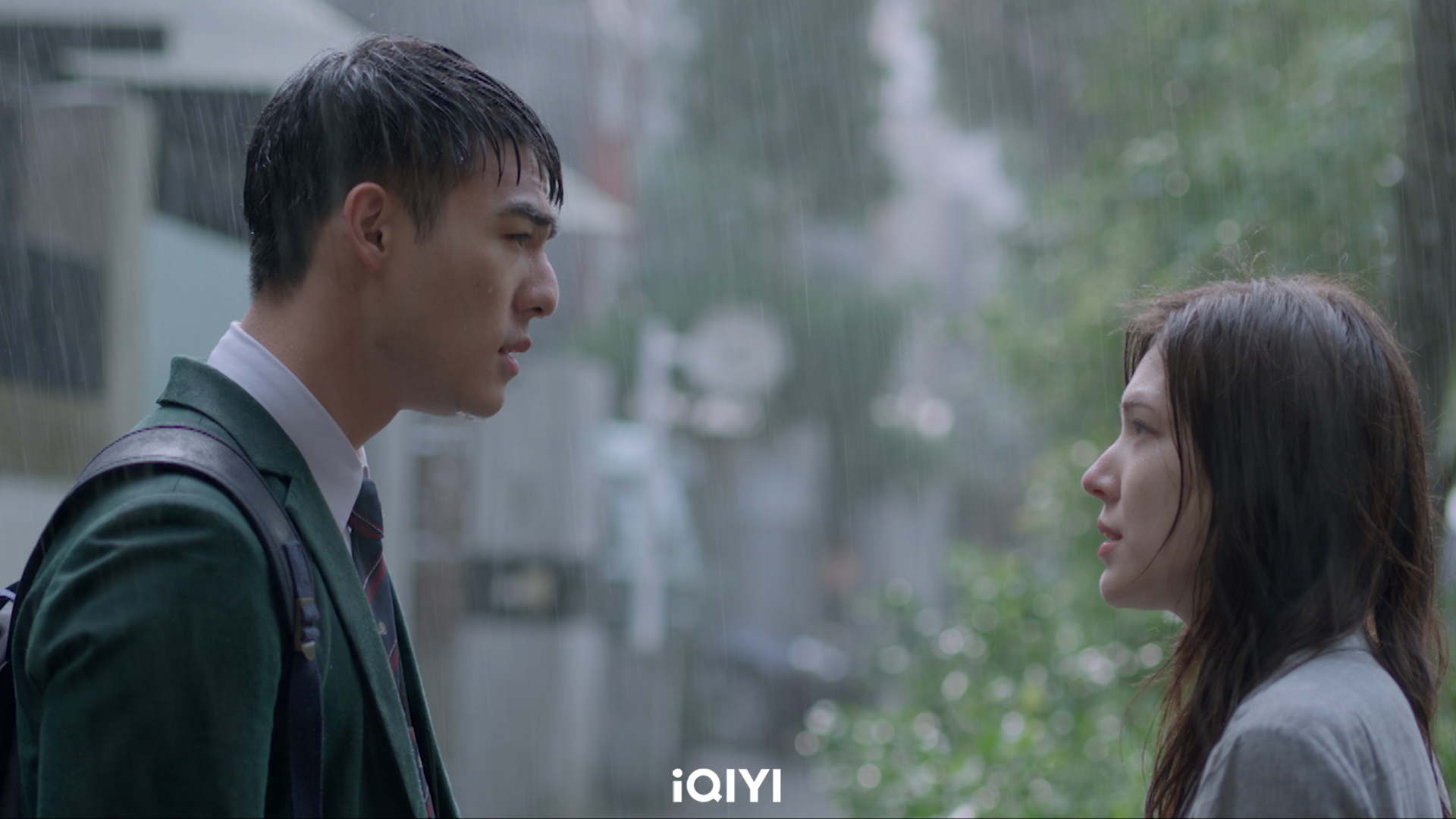 《第9節課》陳昊森雨中告白許瑋甯，喊：「我喜歡你 就算是利用我也沒關係。」（愛奇藝提供）