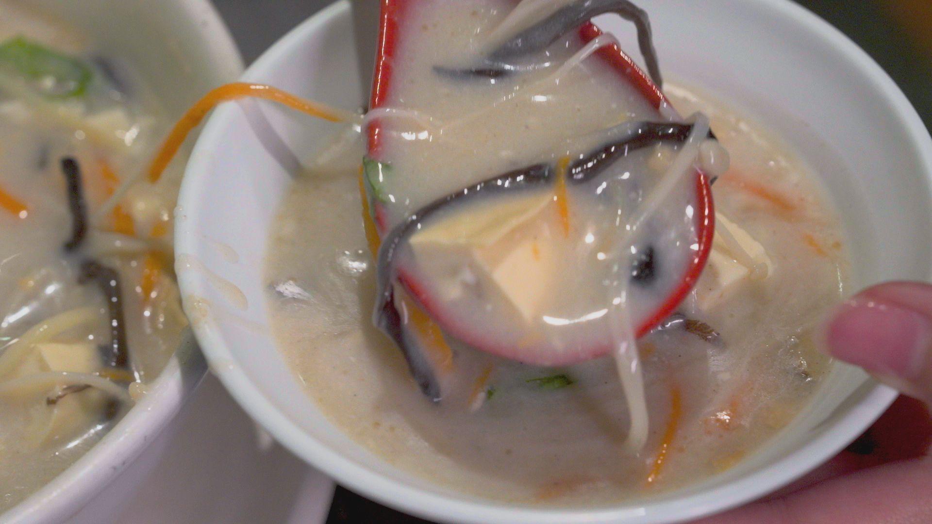 深坑老街「陳家豆腐」的豆腐羹,湯頭裡有加豆漿,營造仿西式濃湯的口感,加上口感綿密的豆腐,嚐來格外順滑,加一點烏醋更提味!。