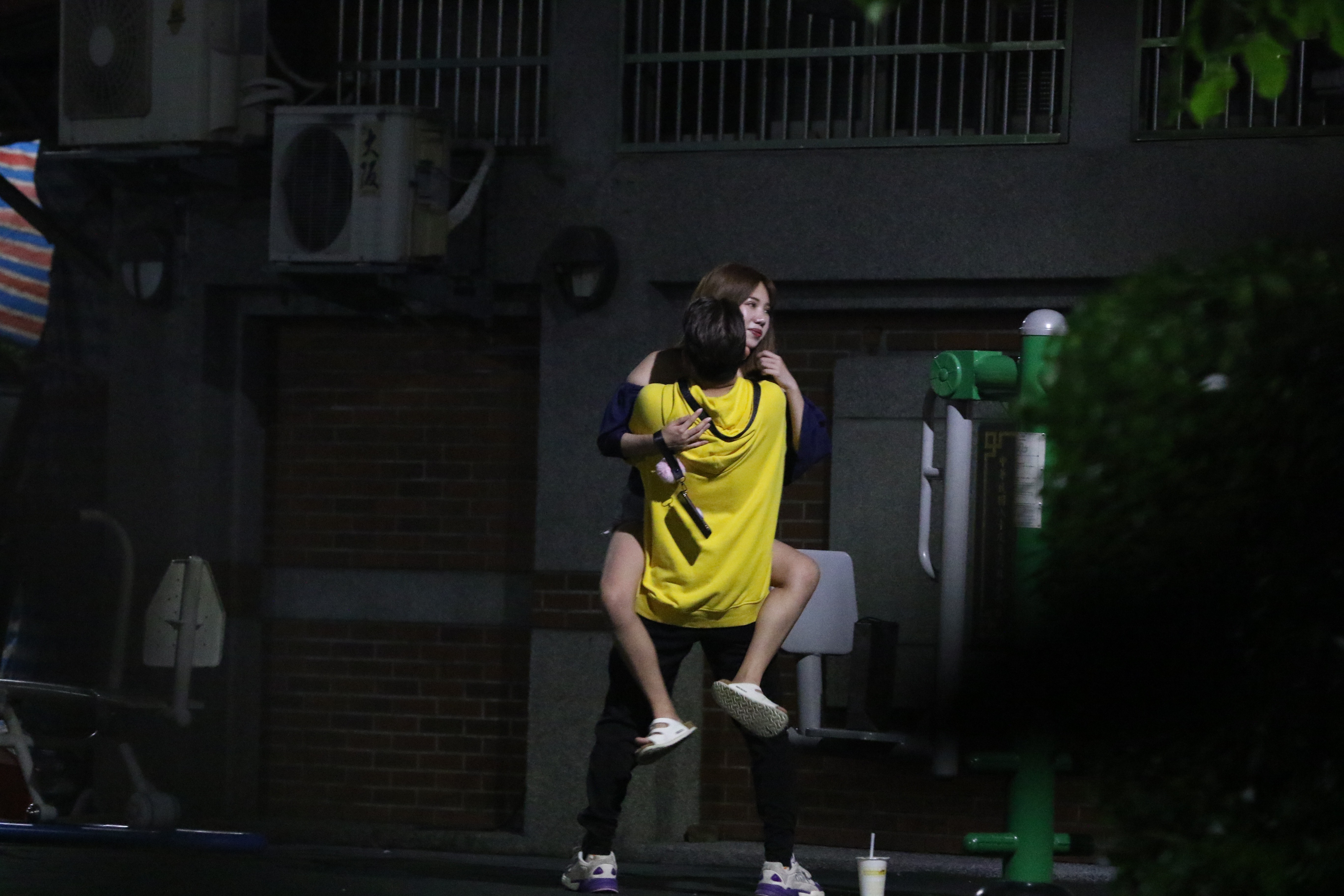 孫生夜會小網紅張優，兩人相當親暱。