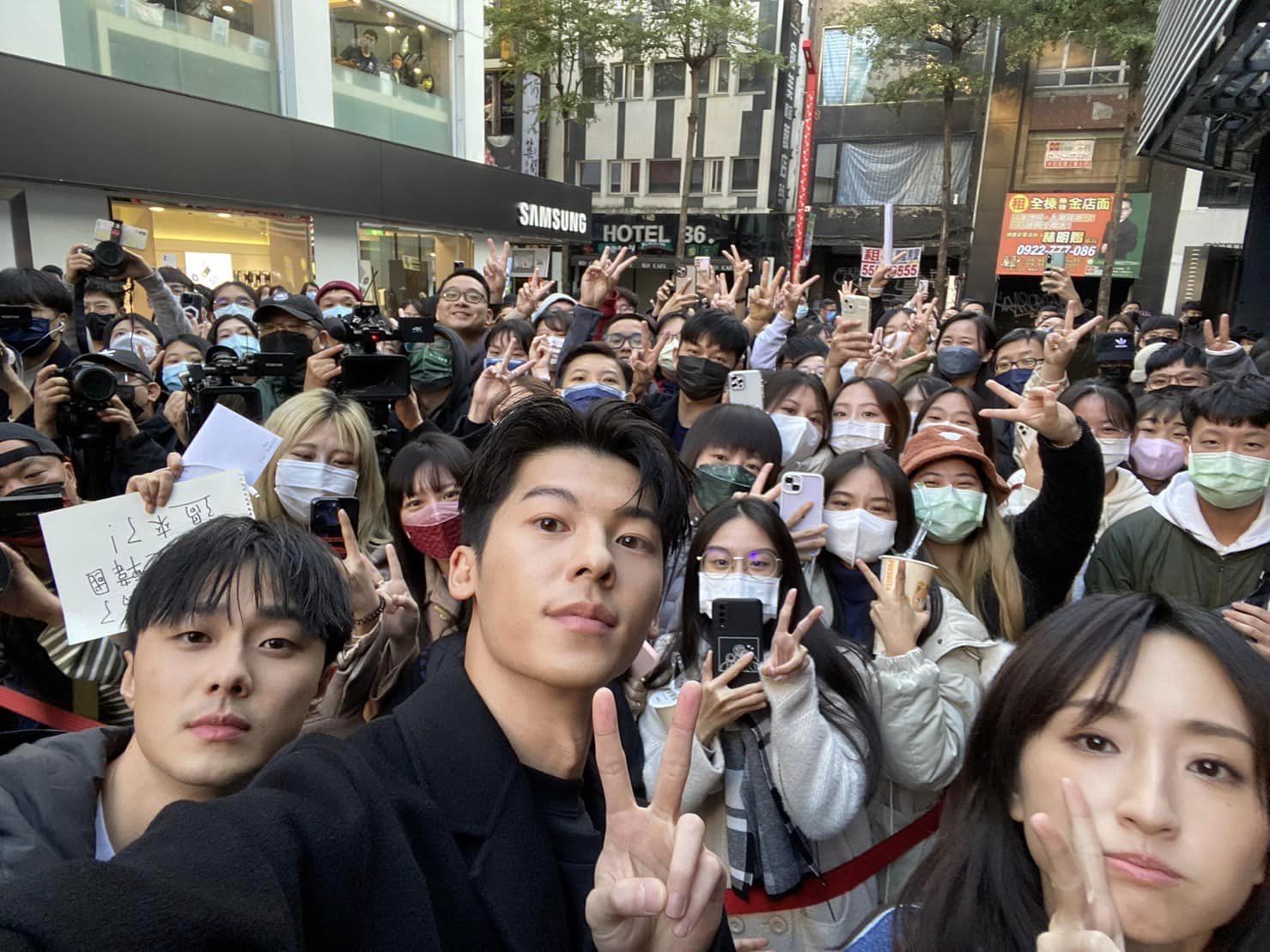 柯佳嬿、許光漢、施柏宇趁空與等在場外粉絲合影。（車庫娛樂、三鳳製作提供）