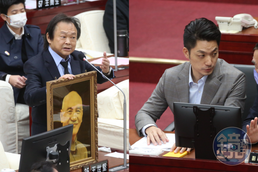 王世堅(左)延續送禮傳統,今送給蔣萬安(右)的第一份禮物為蔣中正照片。