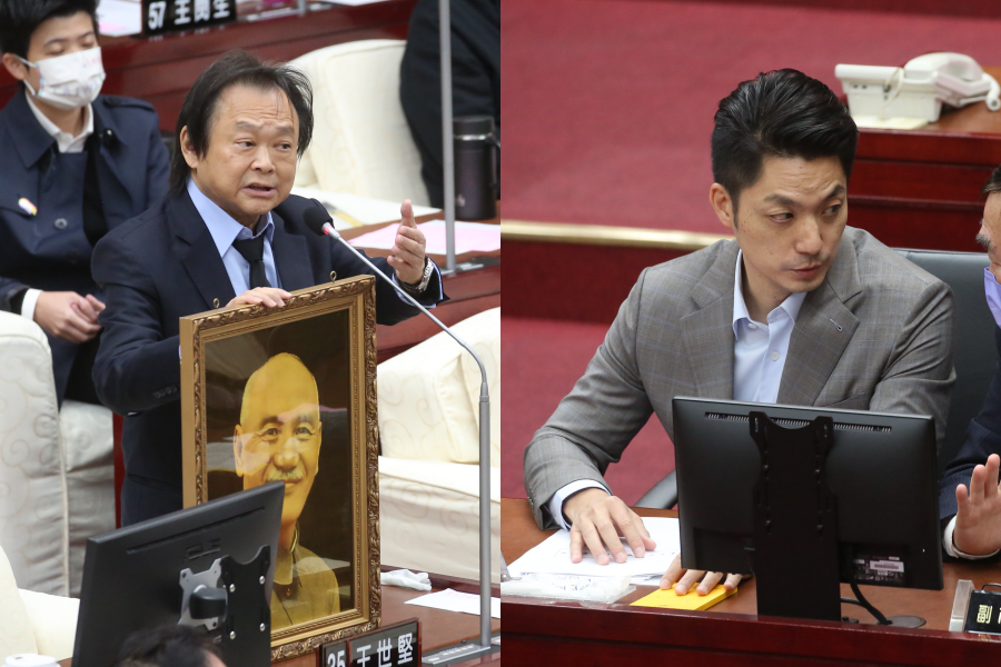 王世堅（左）延續送禮傳統，今送給蔣萬安（右）的第一份禮物為蔣中正照片。