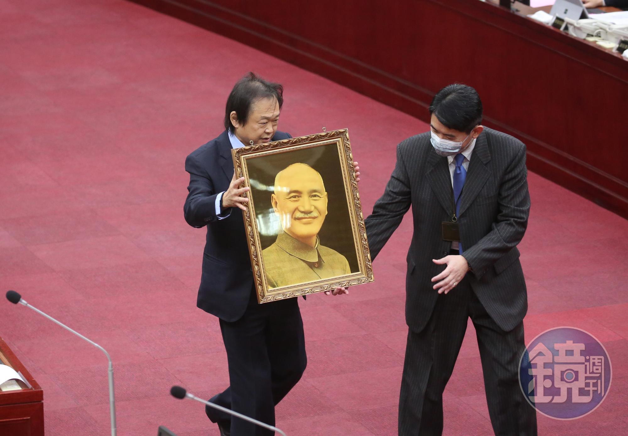 王世堅每次送禮都別出心裁,這次選擇以蔣萬安「曾祖父」的照片當作首份大禮。